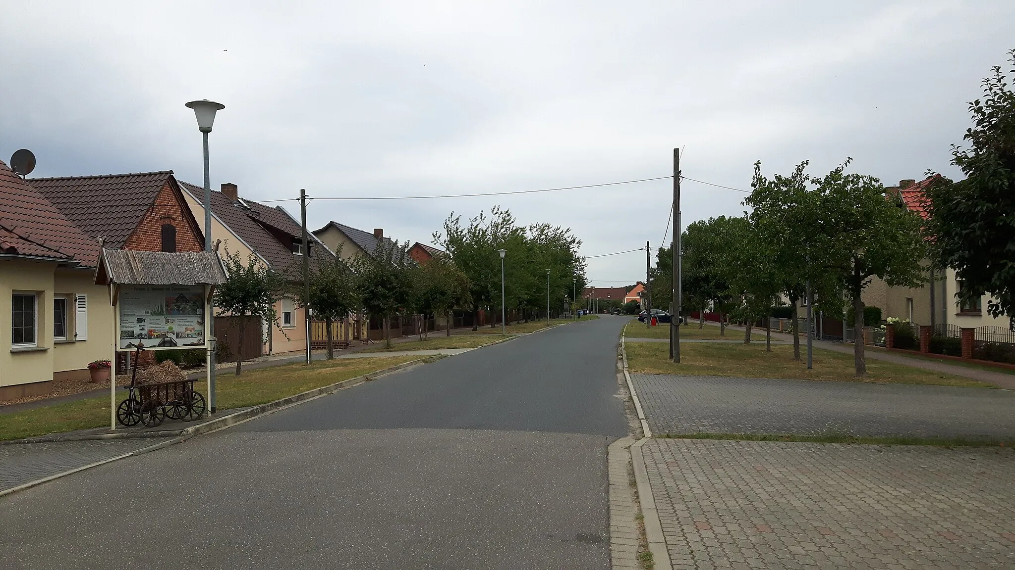 Photo showing: Die Dorfstraße in Biebersdorf in der Gemeinde Märkische Heide, Landkreis Dahme-Spreewald, Brandenburg.