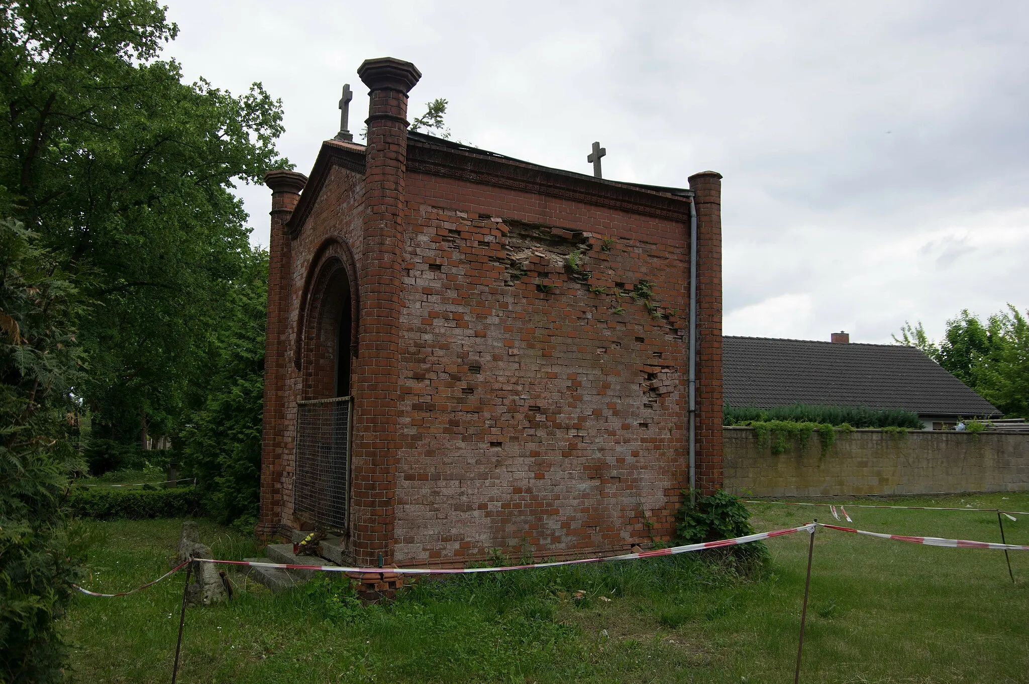 Photo showing: Das Grufthaus befindet sich auf dem Friedhof von Brieskow-Finkenheerd. Das Haus ist Denkmalgeschützt.