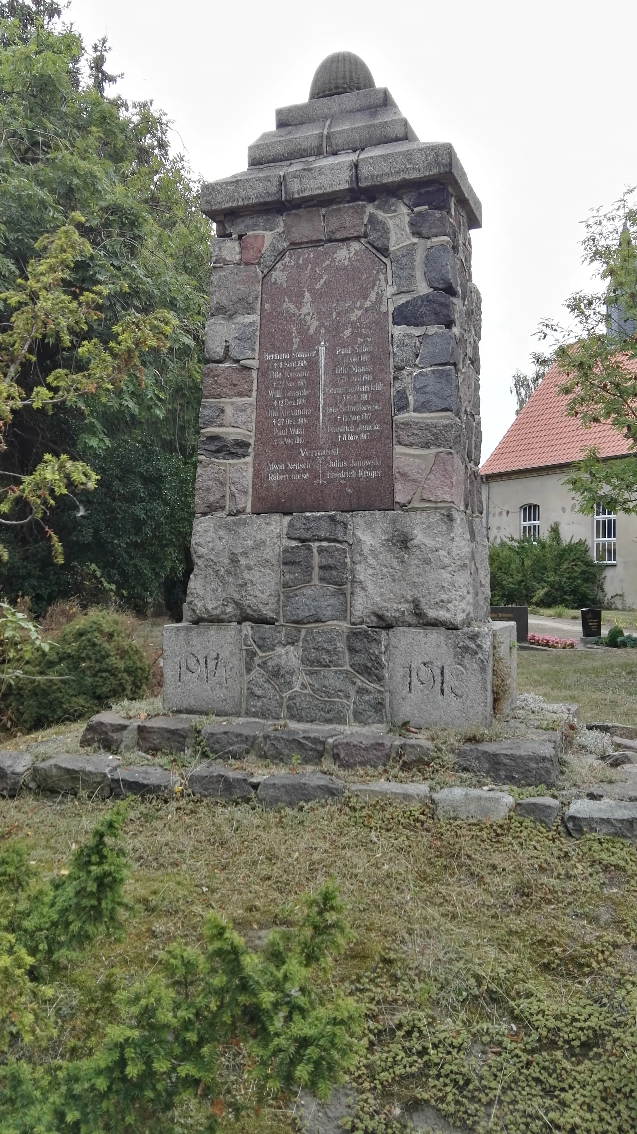 Photo showing: Kriegerdenkmal für die Gefallenen des Ersten Weltkriegs vor der Dorfkirche Barnewitz