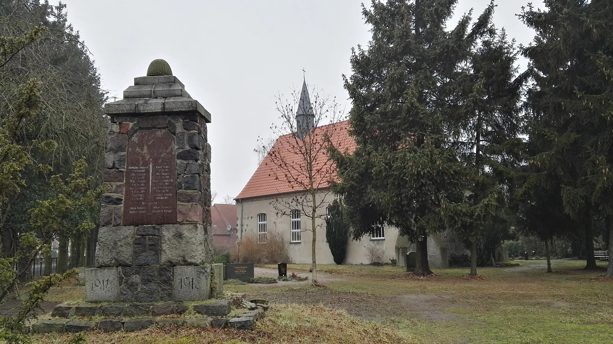 Photo showing: Dorfkirche in Barnewitz sowie Kriegerdenkmal für die Gefallenen des Ersten Weltkriegs in der Gemeinde Märkisch Luch