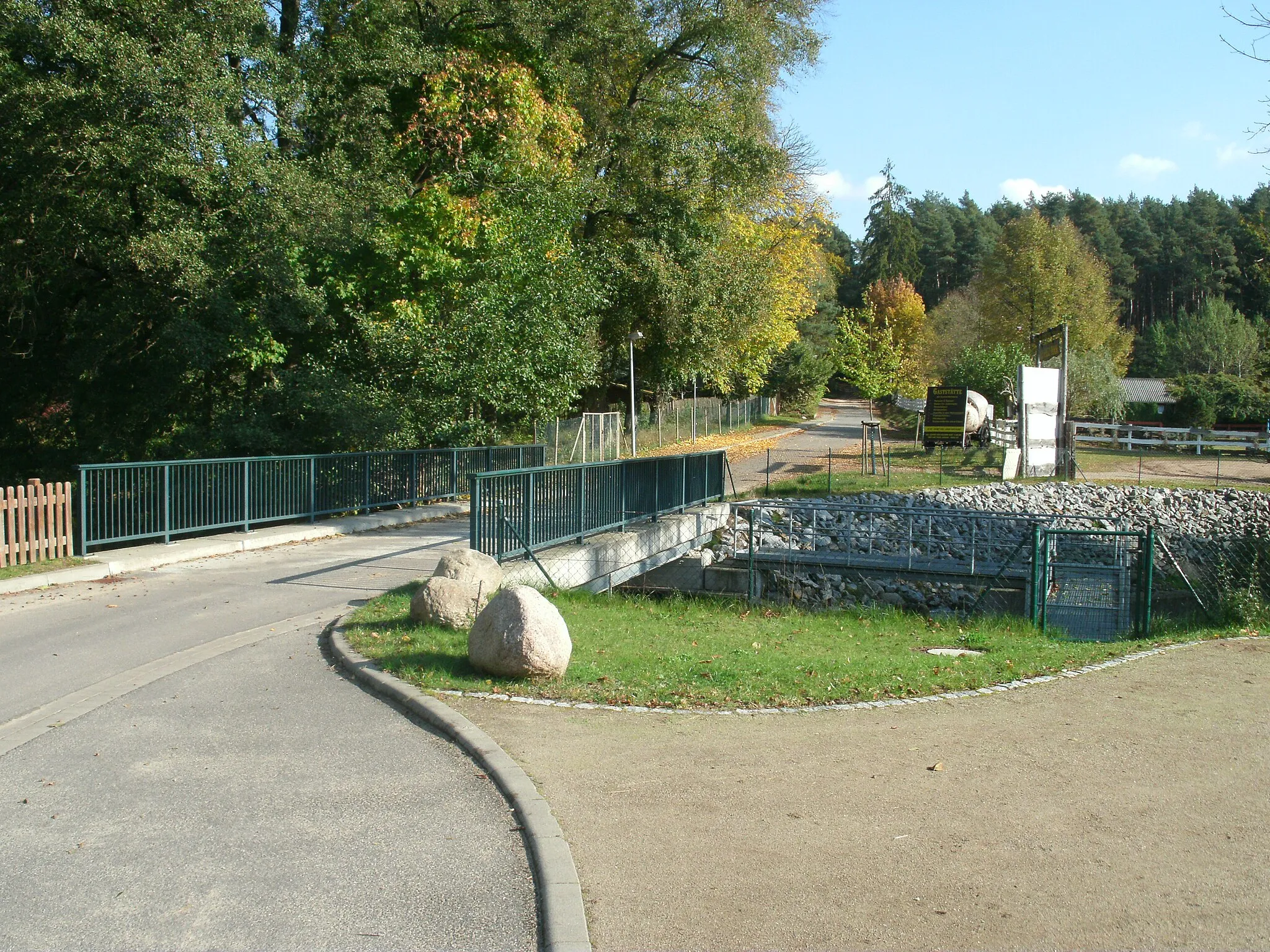 Photo showing: Straße mit Brücke über den Mühlenbach im Godendorfer Ortsteil Schneidemühle