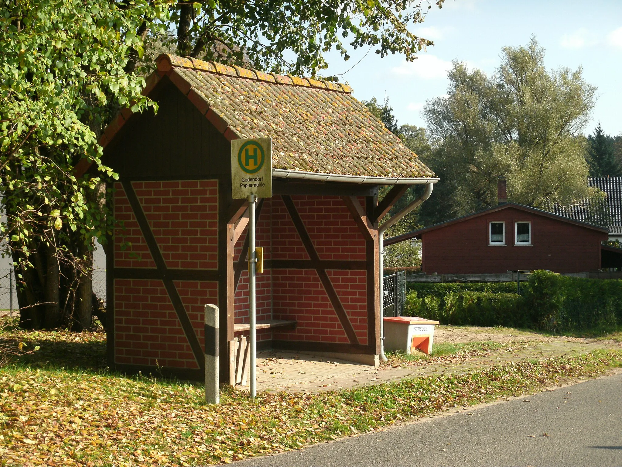 Photo showing: Bushaltestelle der Mecklenburg-Vorpommerschen Verkehrsgesellschaft (MVVG) in Godendorf, Papiermühle (Linie 640)