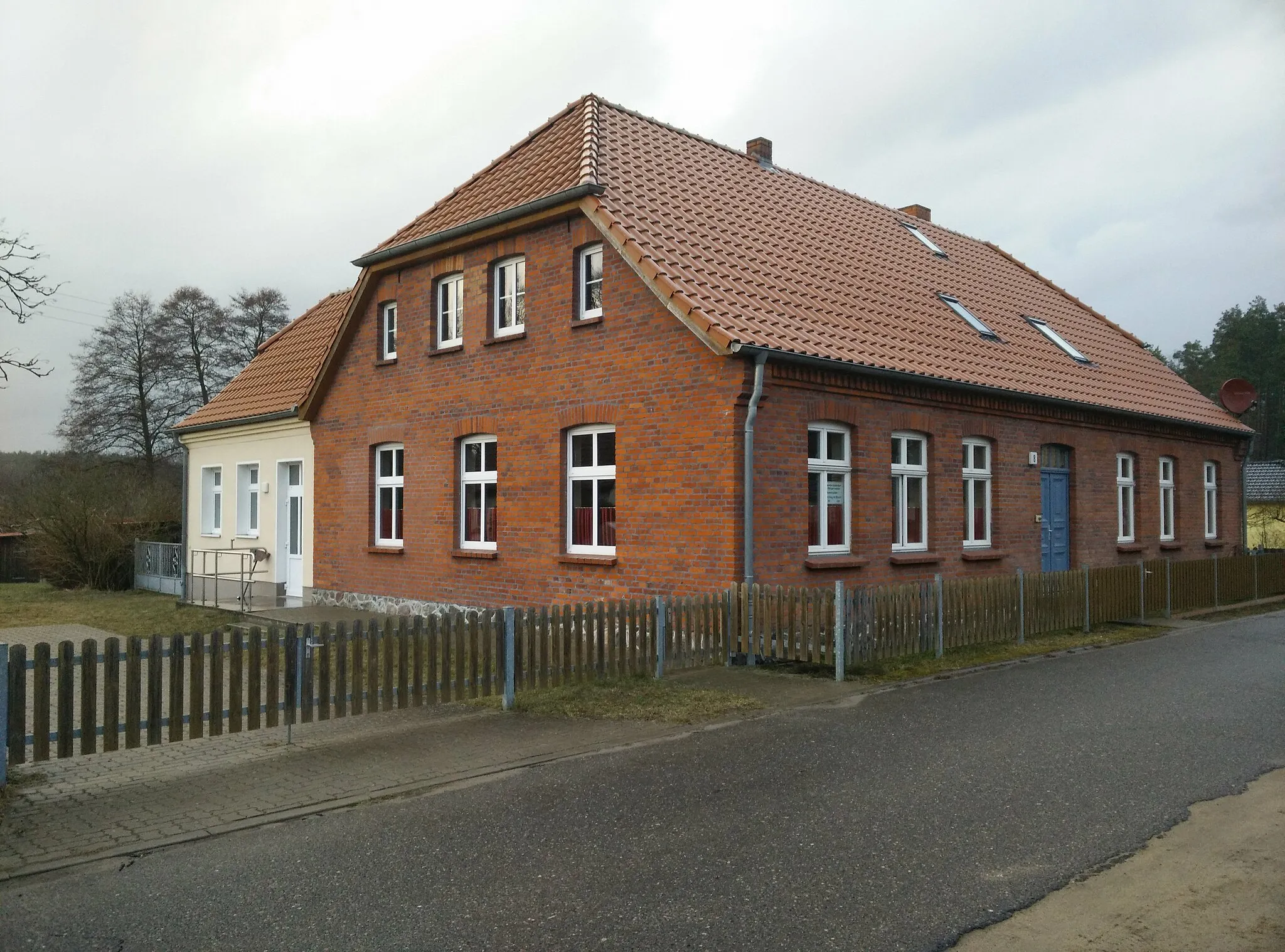 Photo showing: Old school building of the community of Godendorf. Today: room for cultural activities and mayor's office