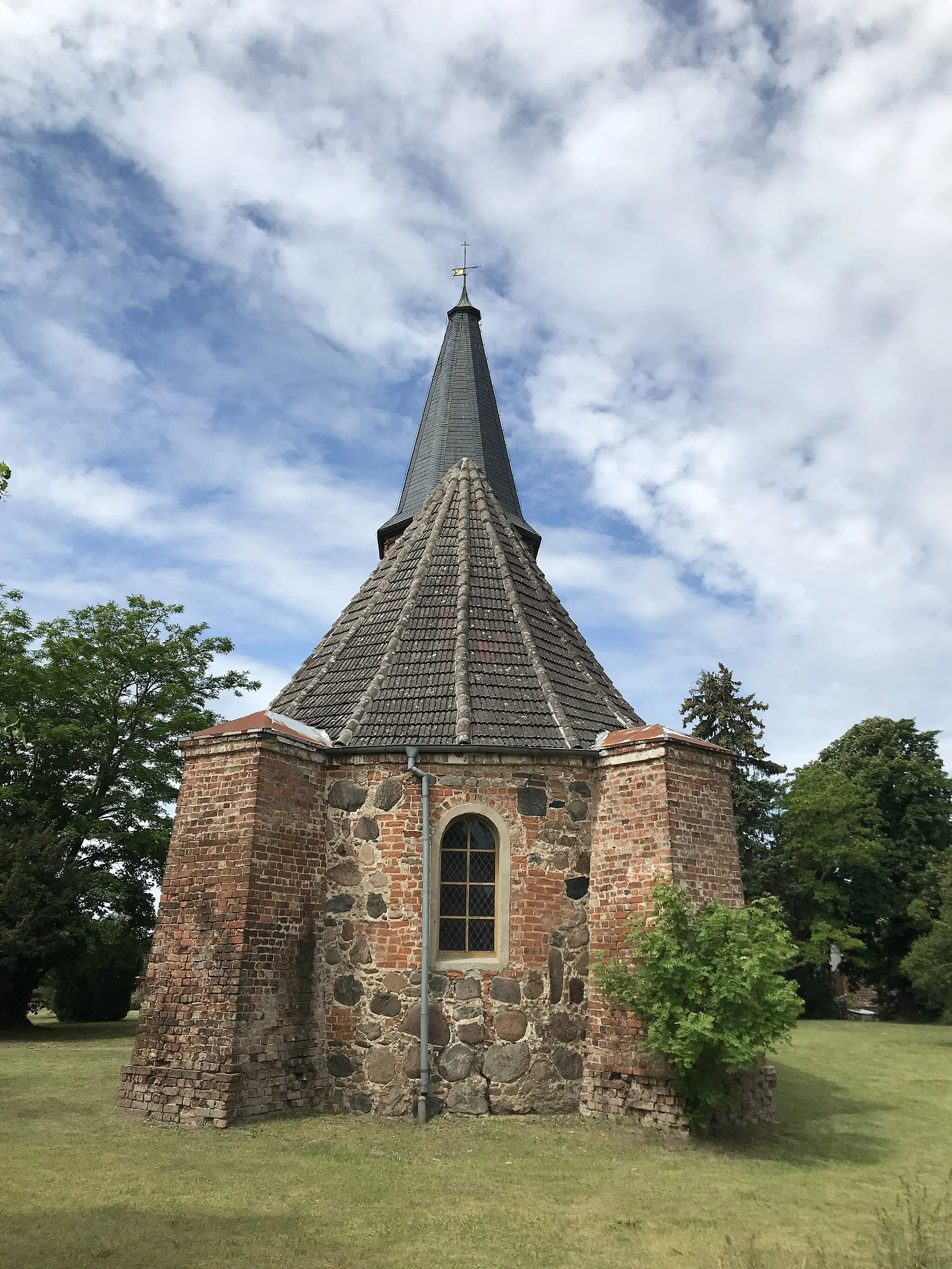 Photo showing: Die Dorfkirche Wachow ist eine im Kern spätgotische Saalkirche in Wachow, einem Ortsteil der Stadt Nauen im Landkreis Havelland in Brandenburg. Im Innern steht unter anderem ein Kanzelaltar aus der Zeit um 1730.