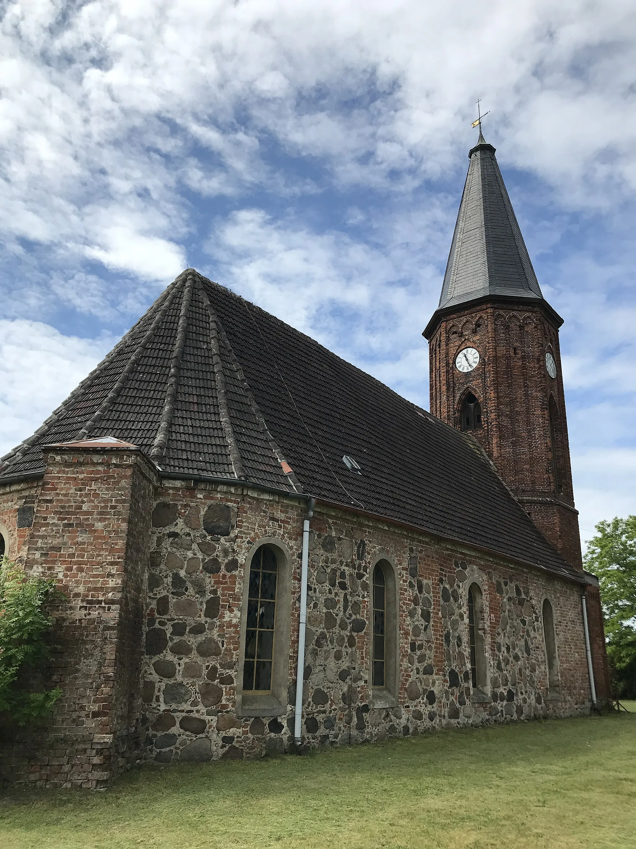 Photo showing: Die Dorfkirche Wachow ist eine im Kern spätgotische Saalkirche in Wachow, einem Ortsteil der Stadt Nauen im Landkreis Havelland in Brandenburg. Im Innern steht unter anderem ein Kanzelaltar aus der Zeit um 1730.