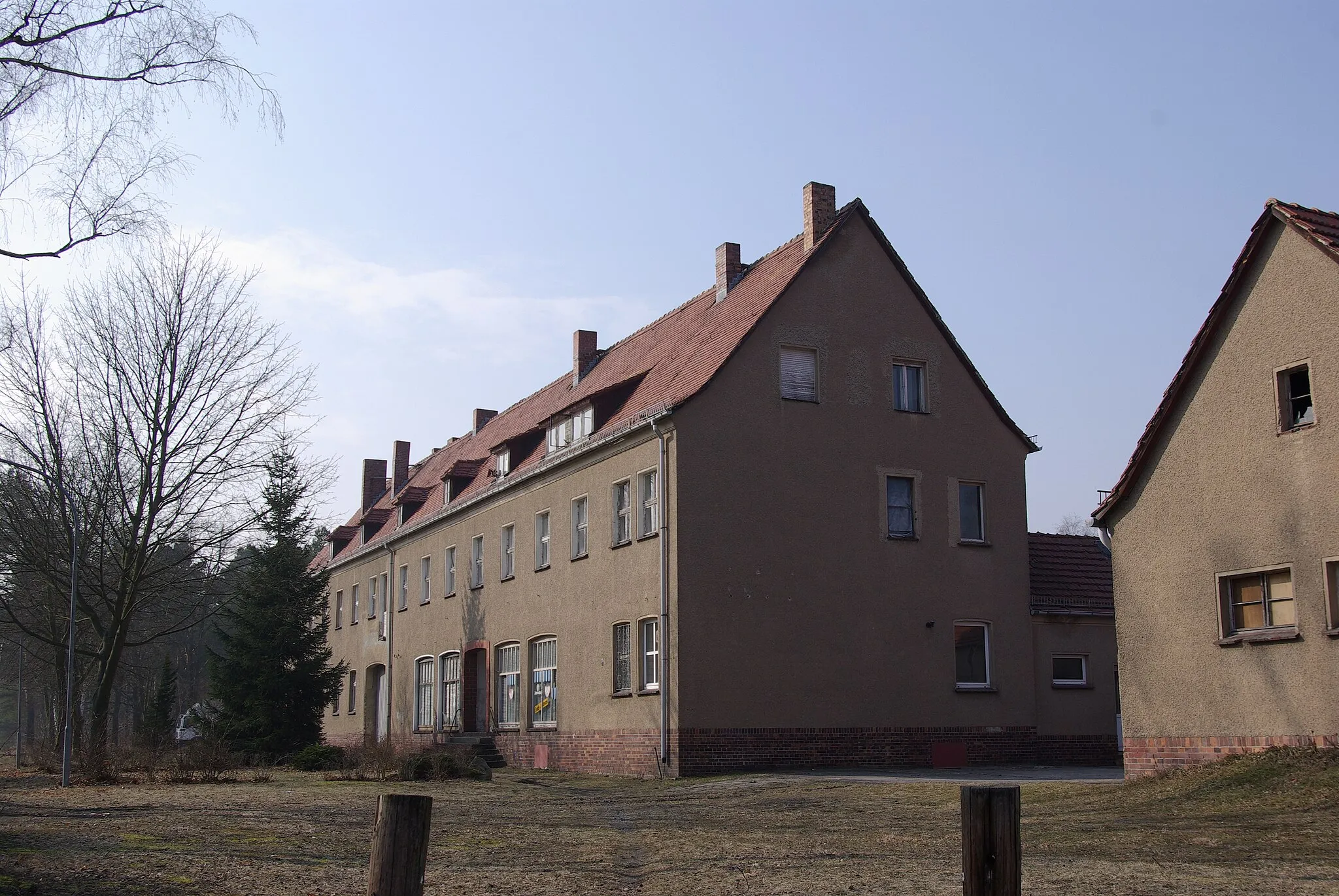 Photo showing: Am Mellensee in Brandenburg. Die Häuser an der Straße nach Luckenwalde 2 - 5 stehen unter Denkmalschutz.