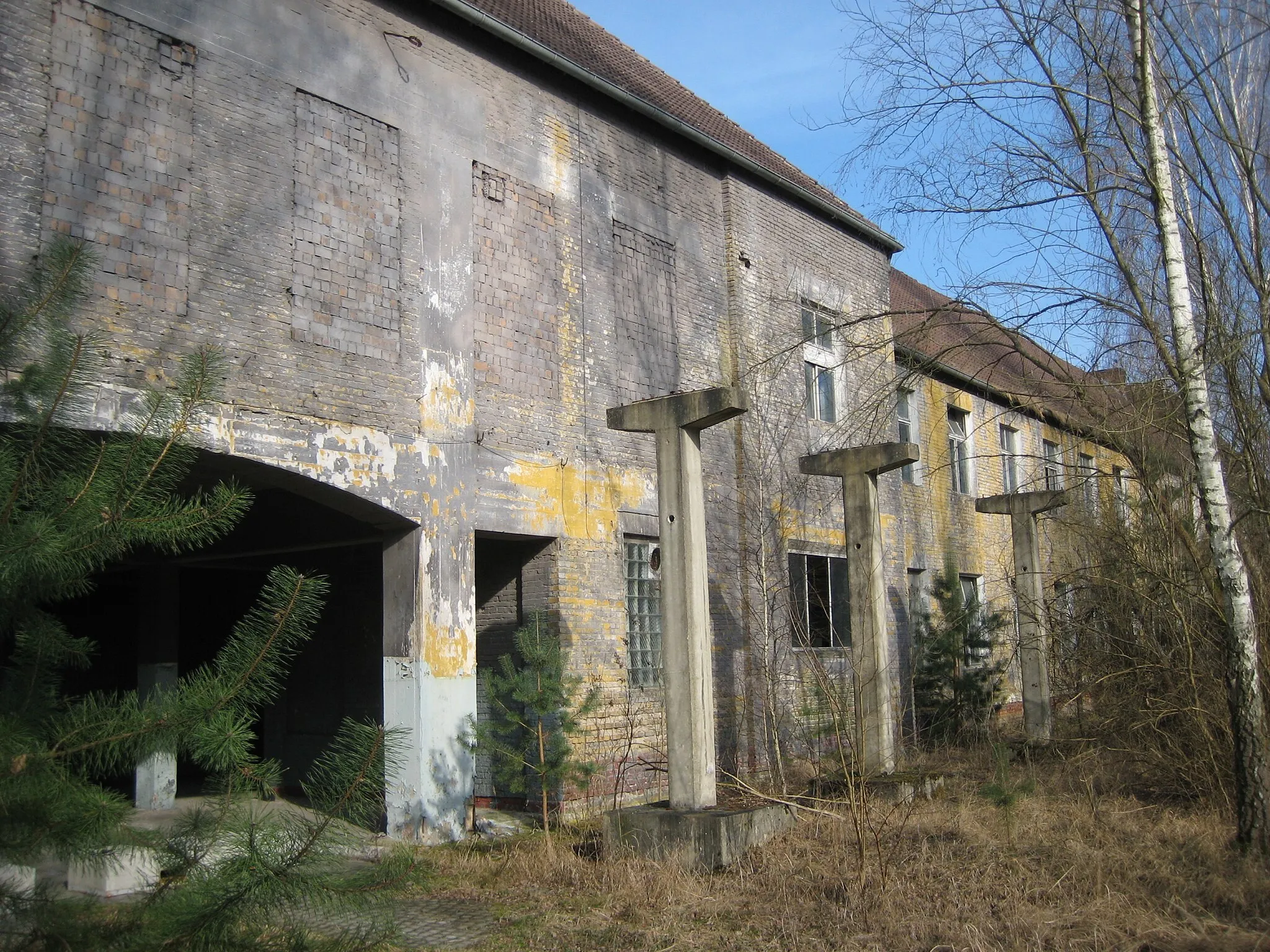 Photo showing: Ehemalige Kaserne der GSSD Truppen