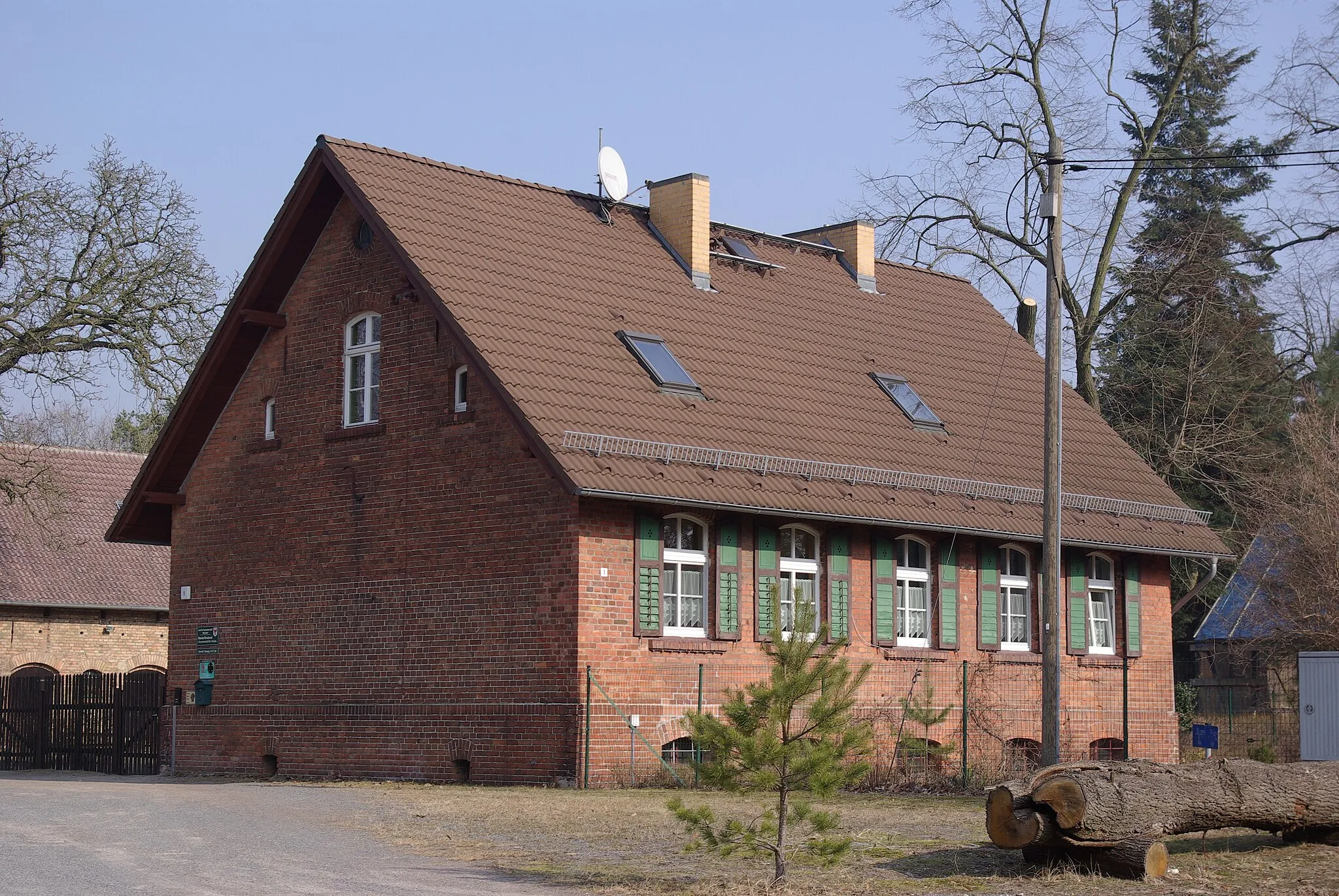 Photo showing: Am Mellensee in Brandenburg. Das Haus ist eine Försterei und steht unter Denkmalschutz.