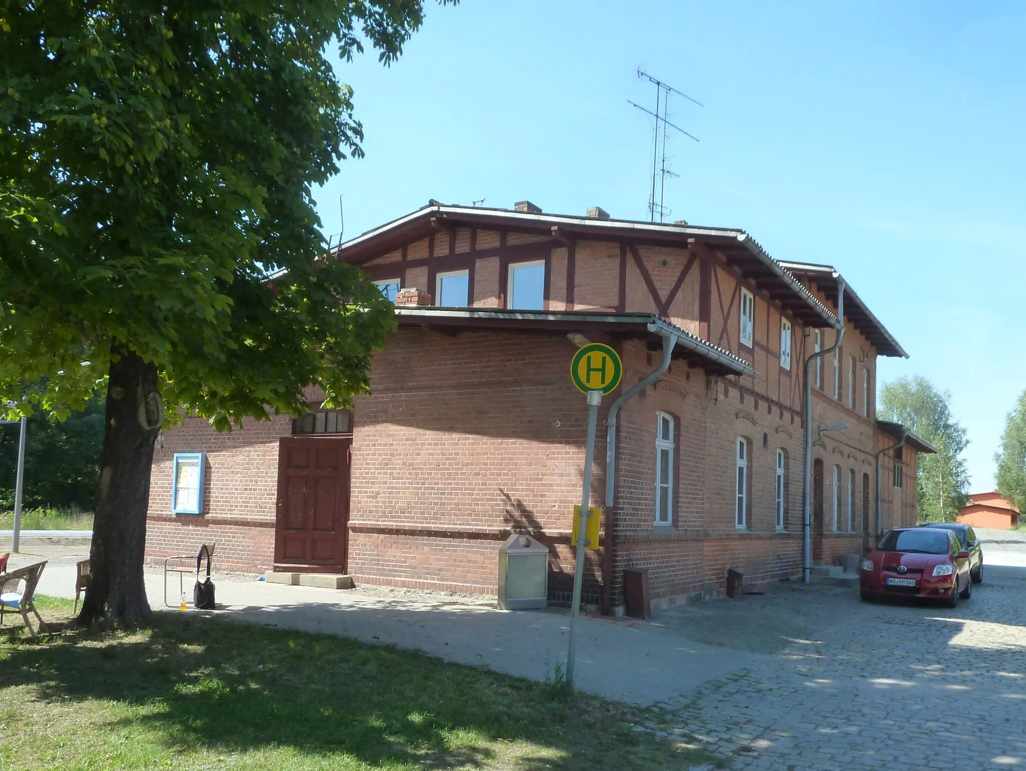 Photo showing: Denkmalgeschützter Bahnhof Linda (Elster). Empfangsgebäude, Straßenseite