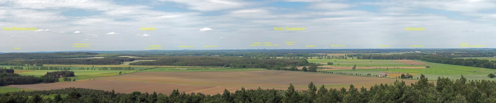 Photo showing: Blick vom Aussichtsturm auf dem Löwendorfer Berg bei Trebbin nach Berlin. Die folgenden im Bild gekennzeichneten Objekte sind am Horizont zu sehen (von links nach rechts): Potsdam, Schäferberg mit dem Fernmeldeturm Schäferberg hinter den östlichen Glauer Bergen, Grunewaldturm auf dem Karlsberg hinter dem Havelberg, Teufelsberg, Berliner Funkturm, Steglitzer Kreisel, Kraftwerk Lichterfelde, Berliner Fernsehturm, Marienfelde, Treptowers, Gropiusstadt, Dörferblick, Flughafen Schönefeld, Müggelberge