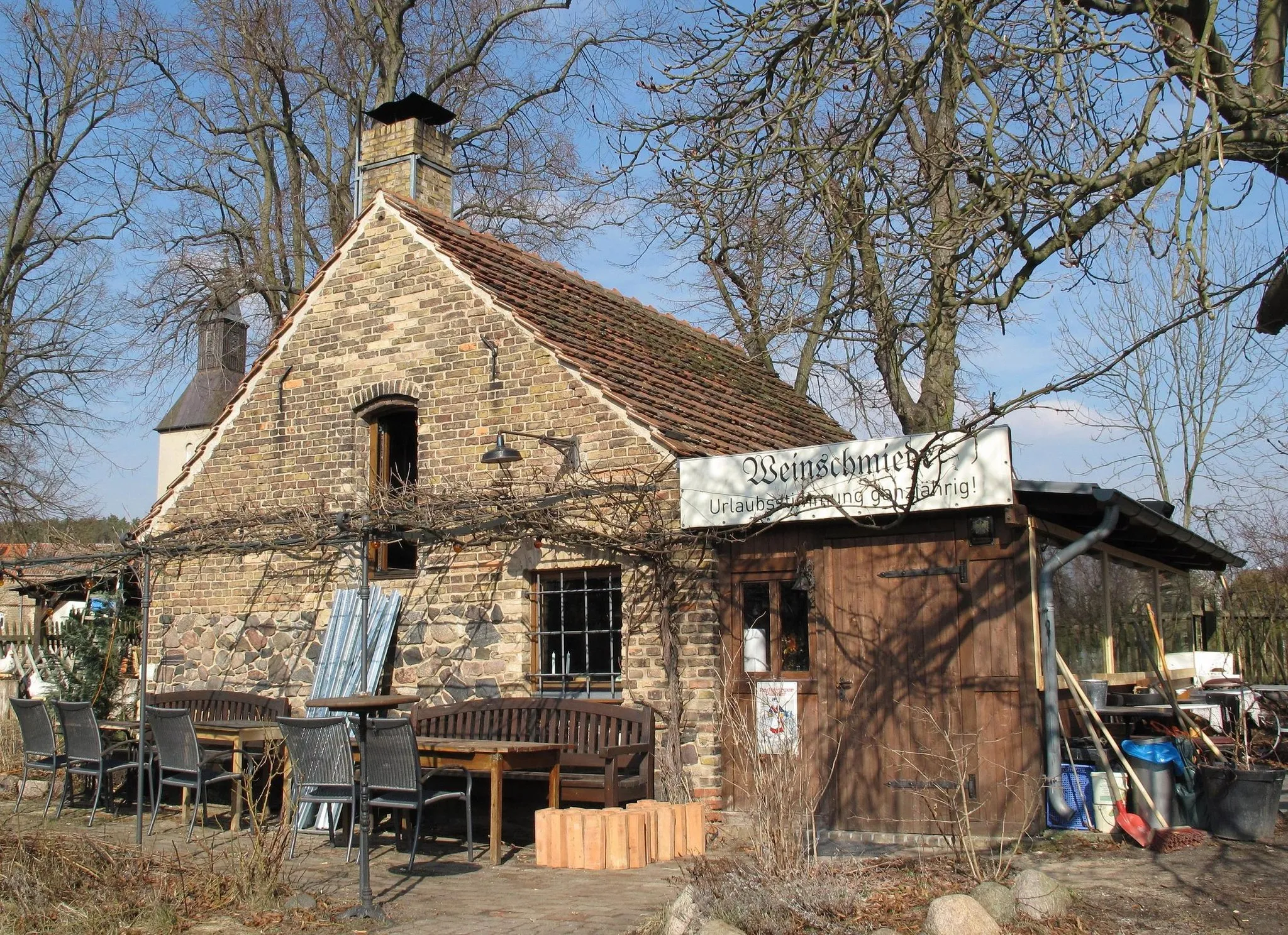 Photo showing: Around 200 years old and listed former forge in Fresdorf, since 1993 used as wine bar (called „Weinschmiede“).  Fresdorf is a part of Michendorf in the district Potsdam-Mittelmark, state Brandenburg, Germany.
