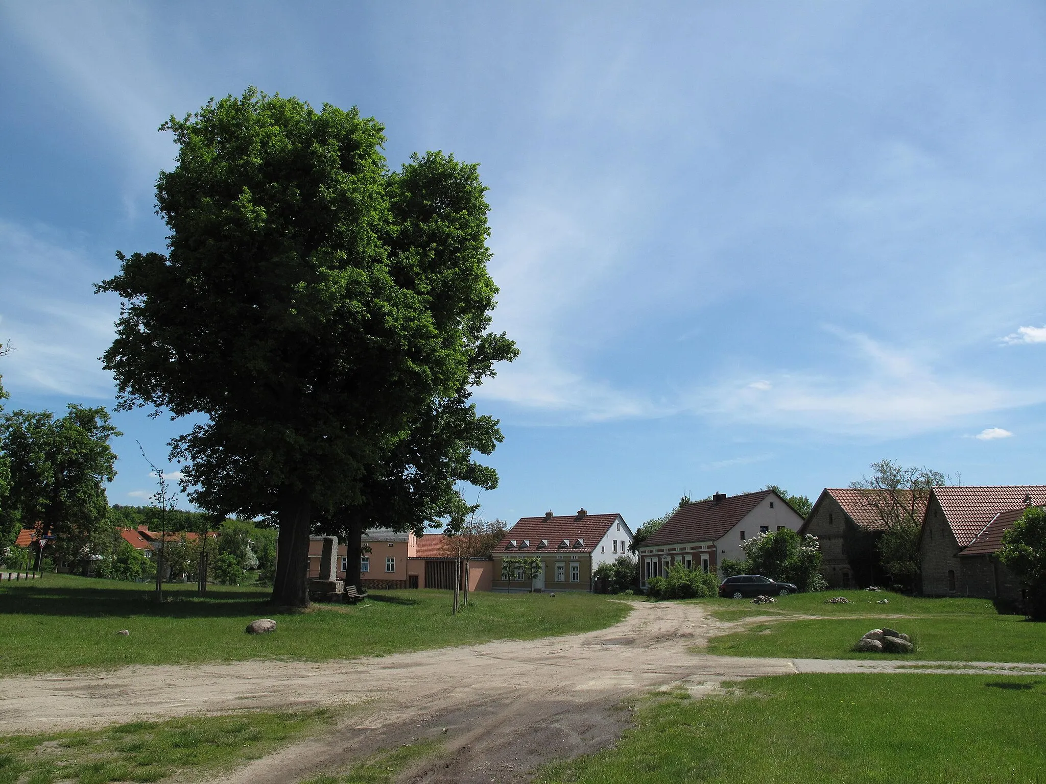Photo showing: Village green in Fresdorf. Fresdorf is a part of Michendorf in the district Potsdam-Mittelmark, state Brandenburg, Germany.