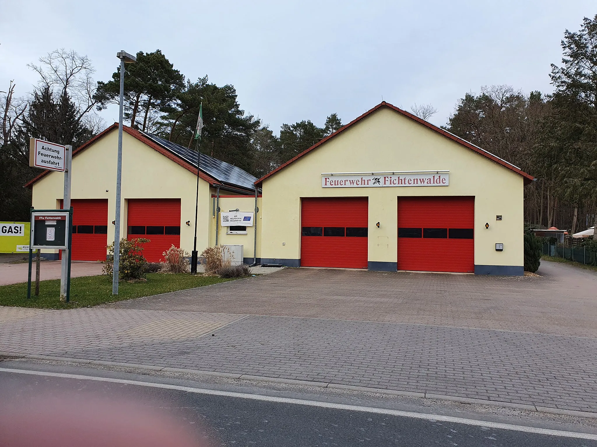 Photo showing: West-south-western view of the fire station  in Fichtenwalde , Beelitz municipality , Potsdam-Mittelmark district, Brandenburg state, Germany.