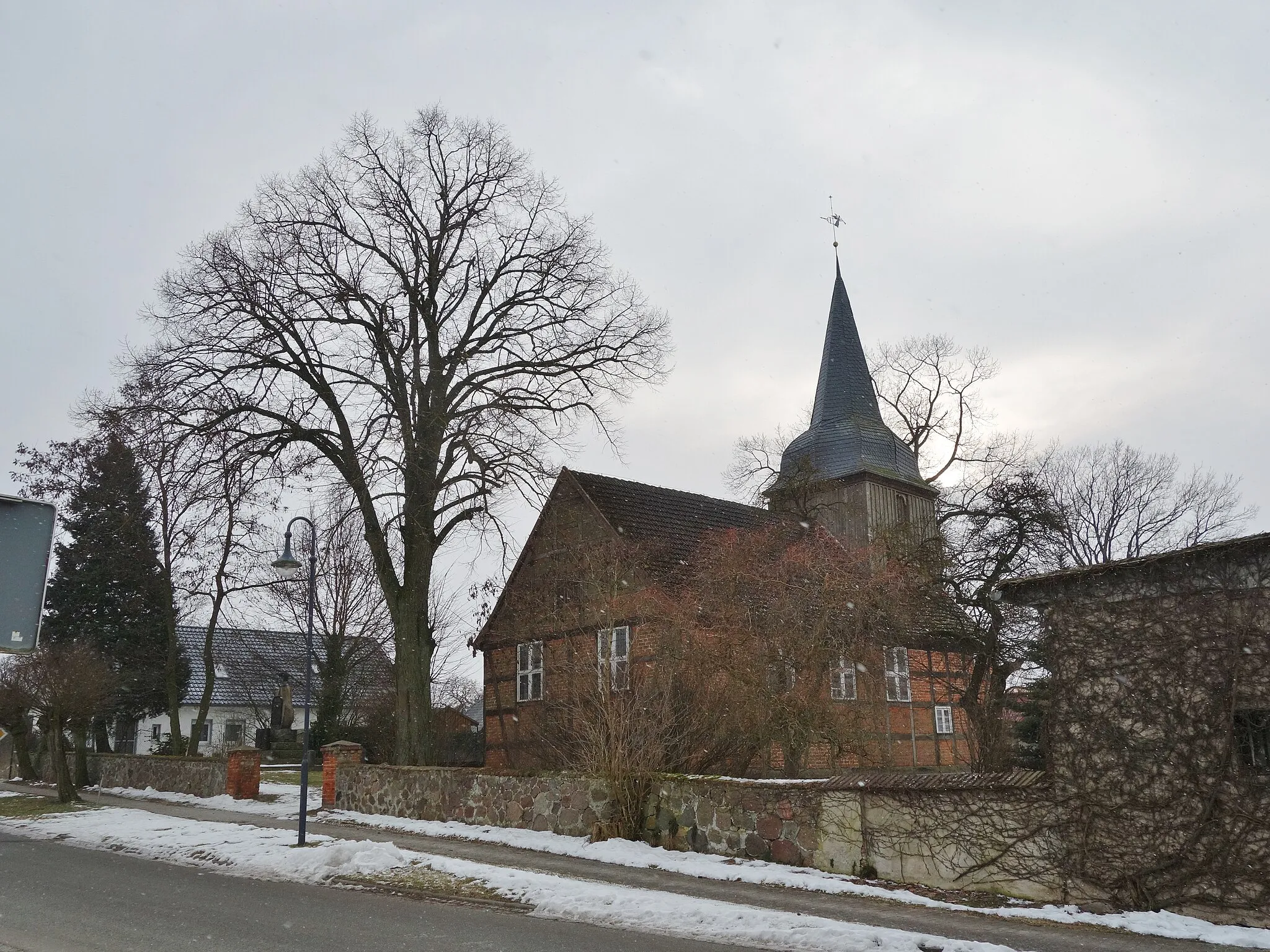 Photo showing: North-eastern view of church in Schmolde, Meyenburg municipality, Prignitz district, Brandenburg state, Germany, and the lime-tree planted 1910 in commemoration of the Prussian Queen Louise
