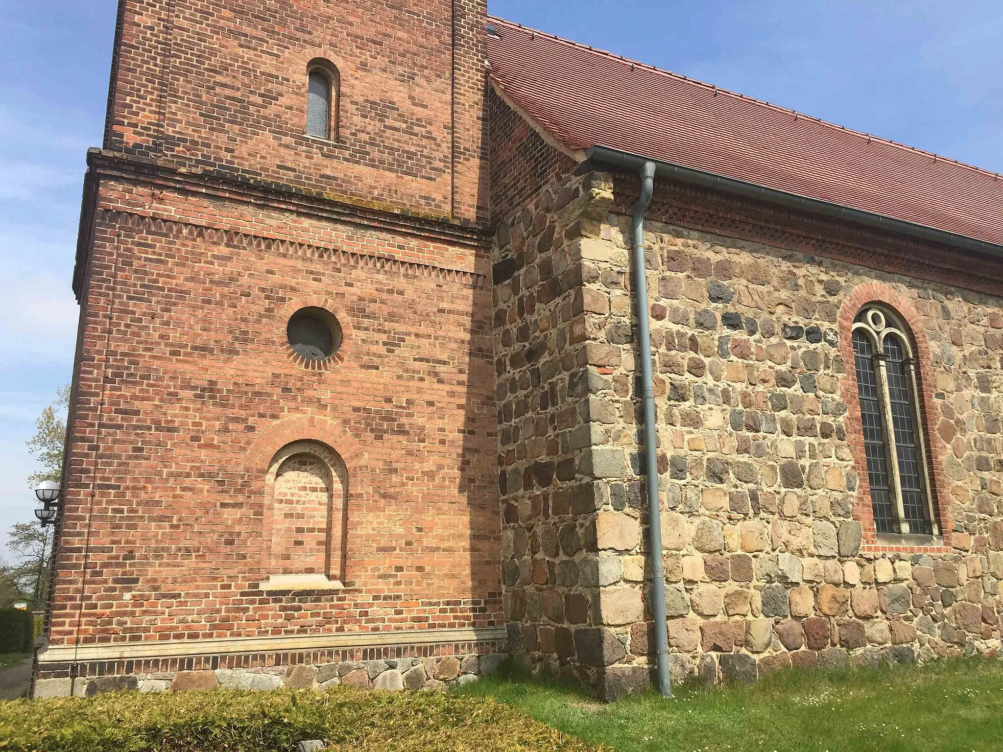 Photo showing: Skakbrætsten på Oehna kirke i skibets SV-hjørne