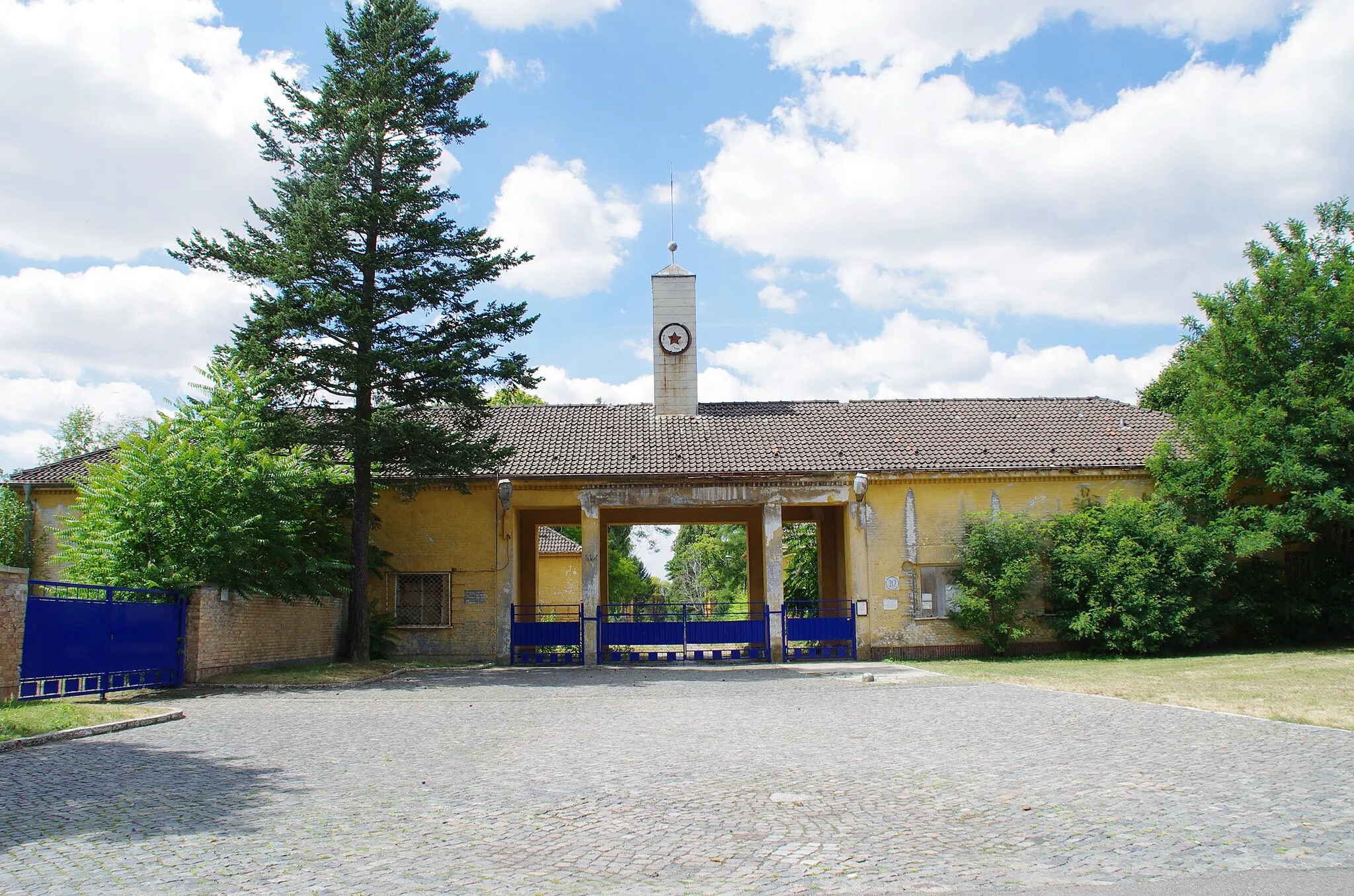 Photo showing: Niedergörsdorf in Brandenburg. Die Fliegerschule steht unter Denkmalschutz. Es ist der Eingang zu sehen.