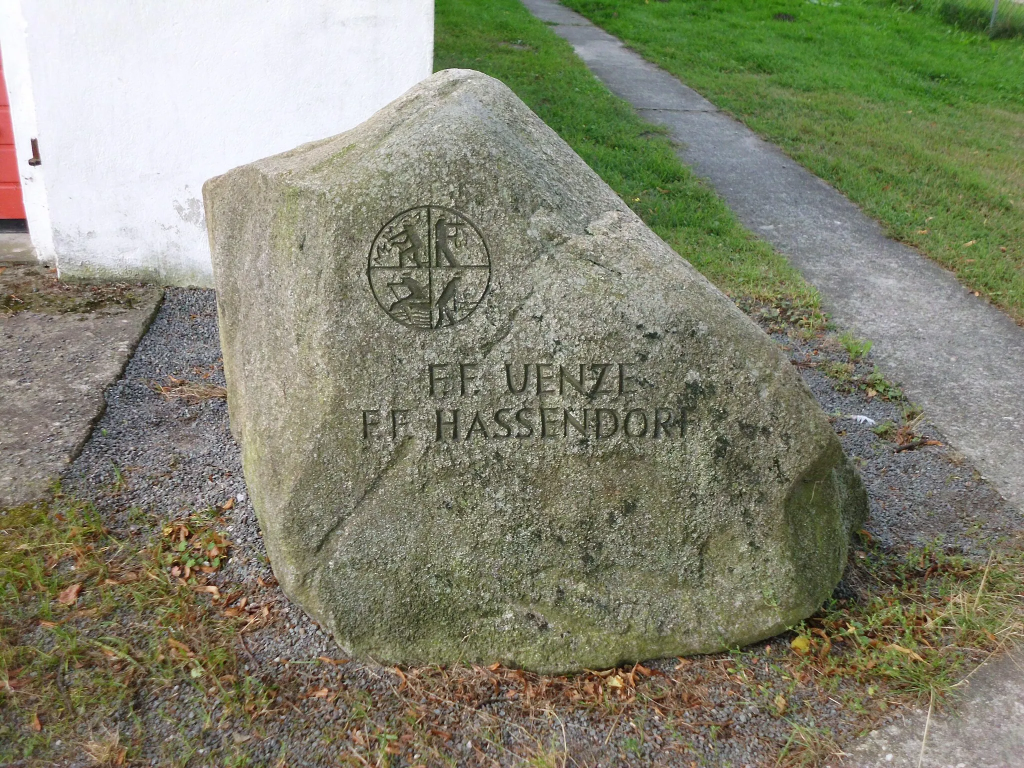 Photo showing: Stein vor der Freiwilligen Feuerwehr in Uenze, Plattenburg, Prignitz, Brandenburg