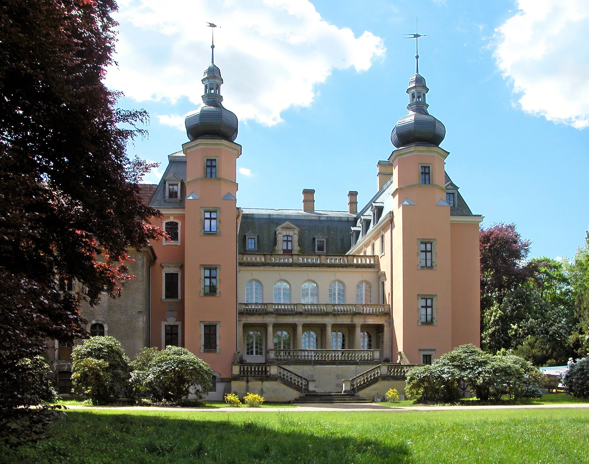 Photo showing: 13.05.2015    03229   Altdöbern: Barockschloß (GMP: 51.653714,14.035239) von Norden, Parkseite.  Das Schloß geht auf eine frühdeutsche Wasserburg zurück. 1712 erwarb Alexander Dietrich von Eickstedt den Besitz, ließ er den Vorgängerbau niederreißen und ab 1717 das heutige Schloss im barocken Stil errichten. Bis 1750 ließ der neue Besitzer, Carl Heinrich von Heineken, die Anlage prunkvoll ausbauen, den Garten erheblich vergrößern und mit Kanälen, asserbecken, Springbrunnen, Brücken, Pavillons und kostbaren Sandsteinplastiken ausstatten. In den Jahren 1880 - 83 erhielt die Gesamtanlage ihr endgültiges Gesicht. Nach dem Krieg ging das Anwesen in die Rechtsträgerschaft der Gemeinde Altdöbern über, die das Schloß 1946 dem Caritas-Verband vermietete. Dieser nutzte es zunächst als Waisenhaus u. danach in der DDR bis 1974 als Kinder- und Altenheim. Das Schloß befindet sich seit 1996 im Eigentum der Brandenburgischen Schlösser GmbH.                                                                                                            [DSCN5557.JPG]20150513110DR.JPG(c)Blobelt