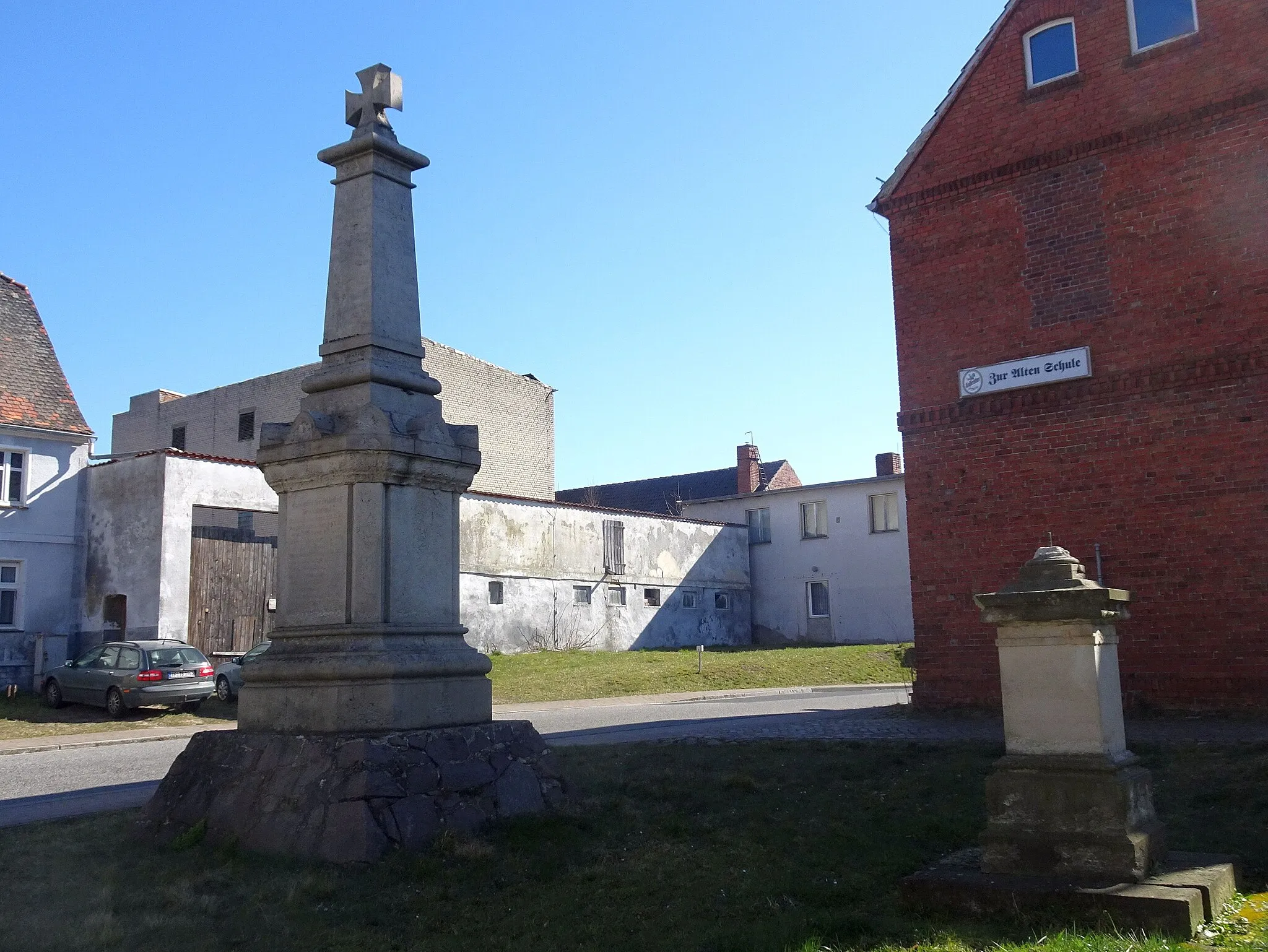 Photo showing: Marzahna, Ortsteil für Treuenbrietzen. Kriegerdenkmale für den Gefallenen aus dem Ort im deutsch-französischen Krieg 1870/71 (kleines Denkmal) und im Ersten Weltkrieg (große Säule)