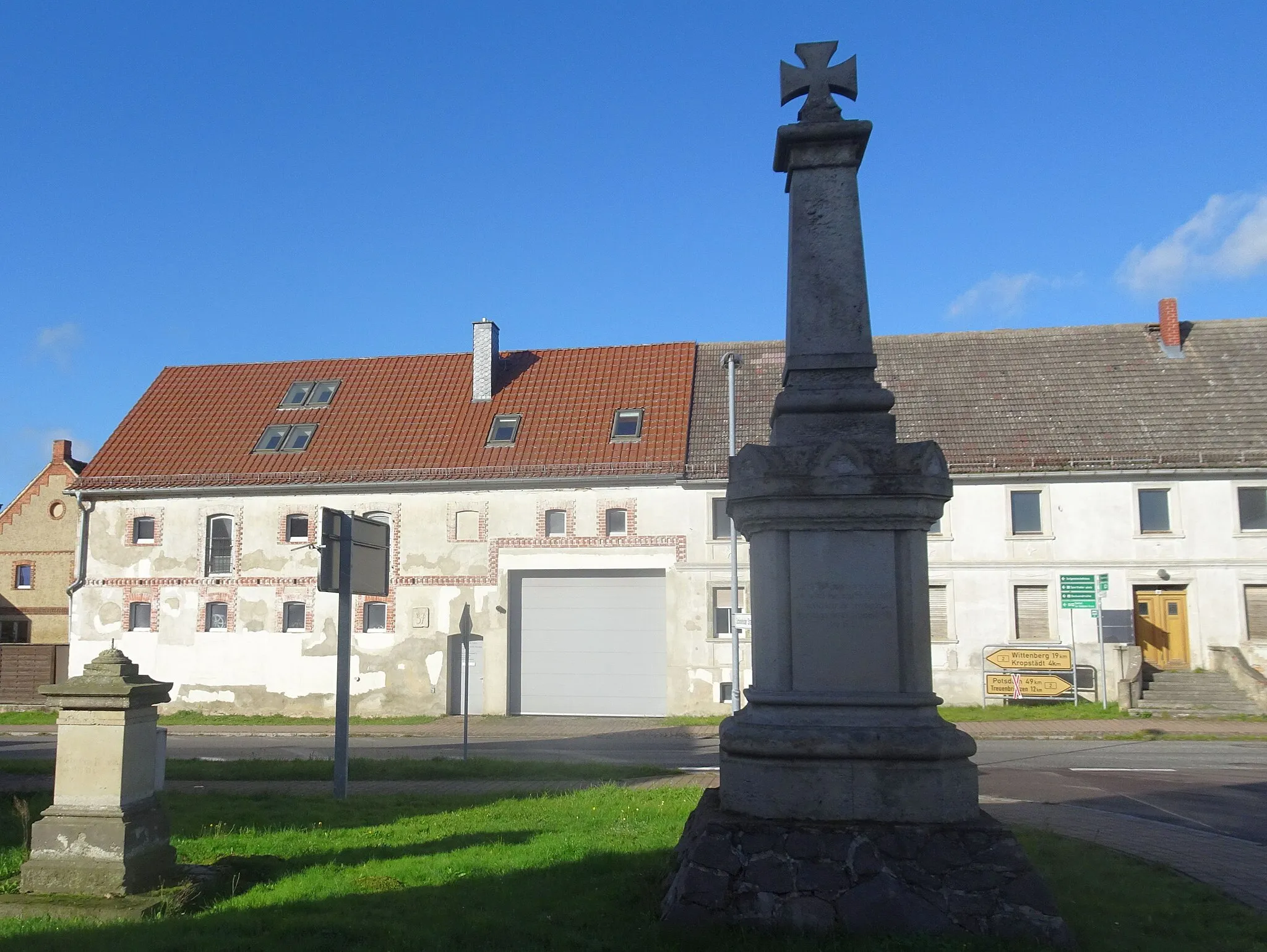 Photo showing: Marzahna, Ortsteil für Treuenbrietzen. Kriegerdenkmale für den Gefallenen aus dem Ort im deutsch-französischen Krieg 1870/71 (kleines Denkmal) und im Ersten Weltkrieg (große Säule)