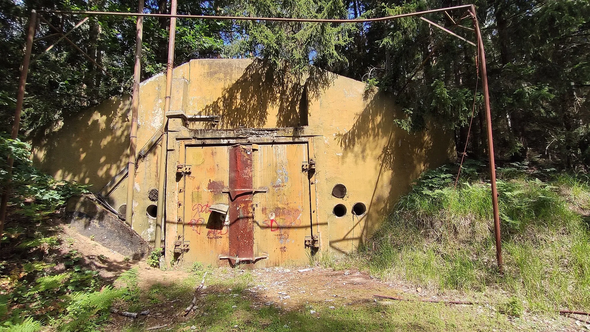 Photo showing: Eines der Atomwaffenlager von Vogelsang (Sonderwaffenlager Vogelsang). Der Bunker ist 30 Meter lang.