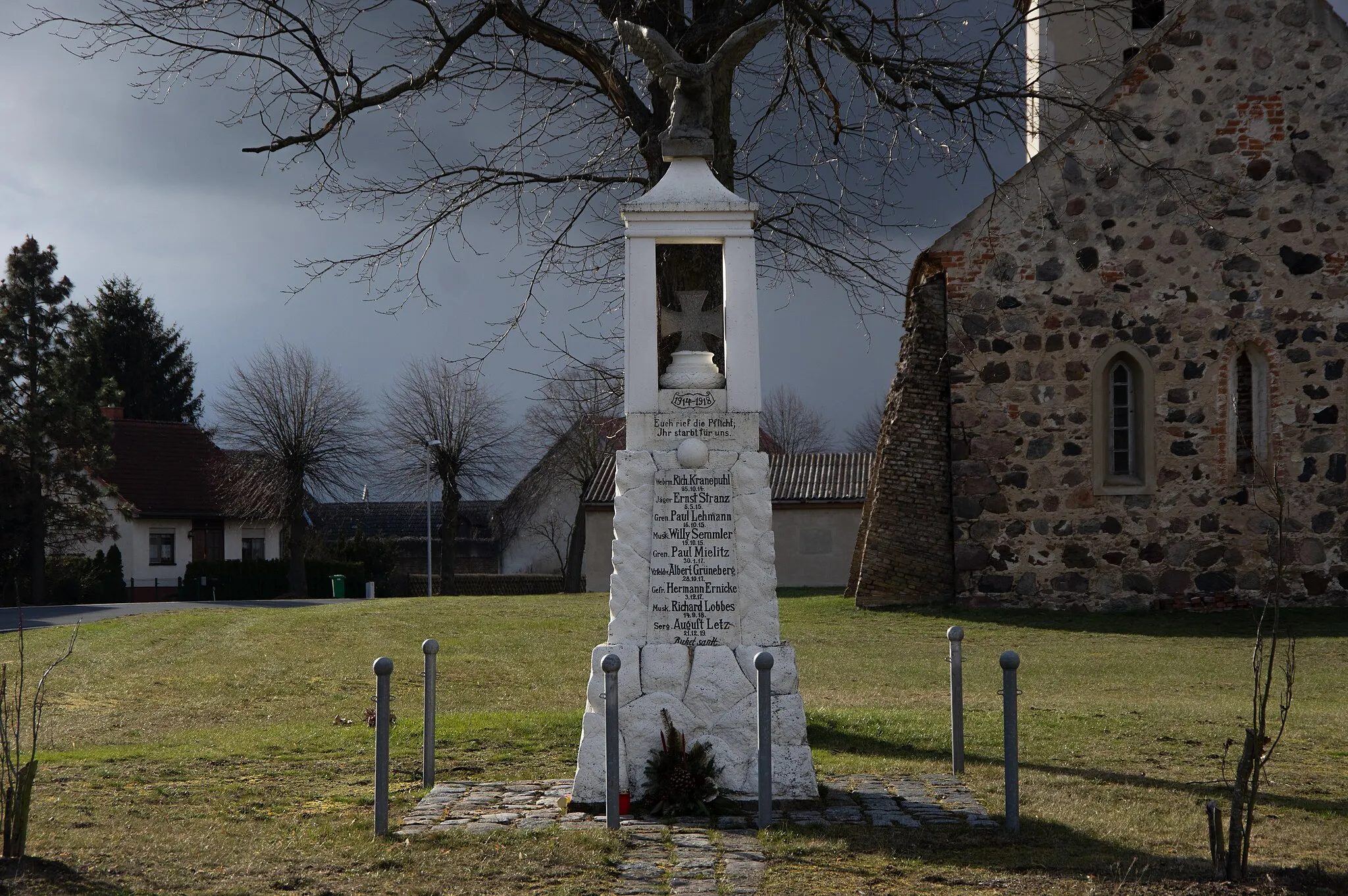 Photo showing: Nuthe-Urstromtal in Brandenburg. Die Kirche im Ortsteil Kemnitz und das Kriegerdenkmal stehen unter Denkmalschutz.