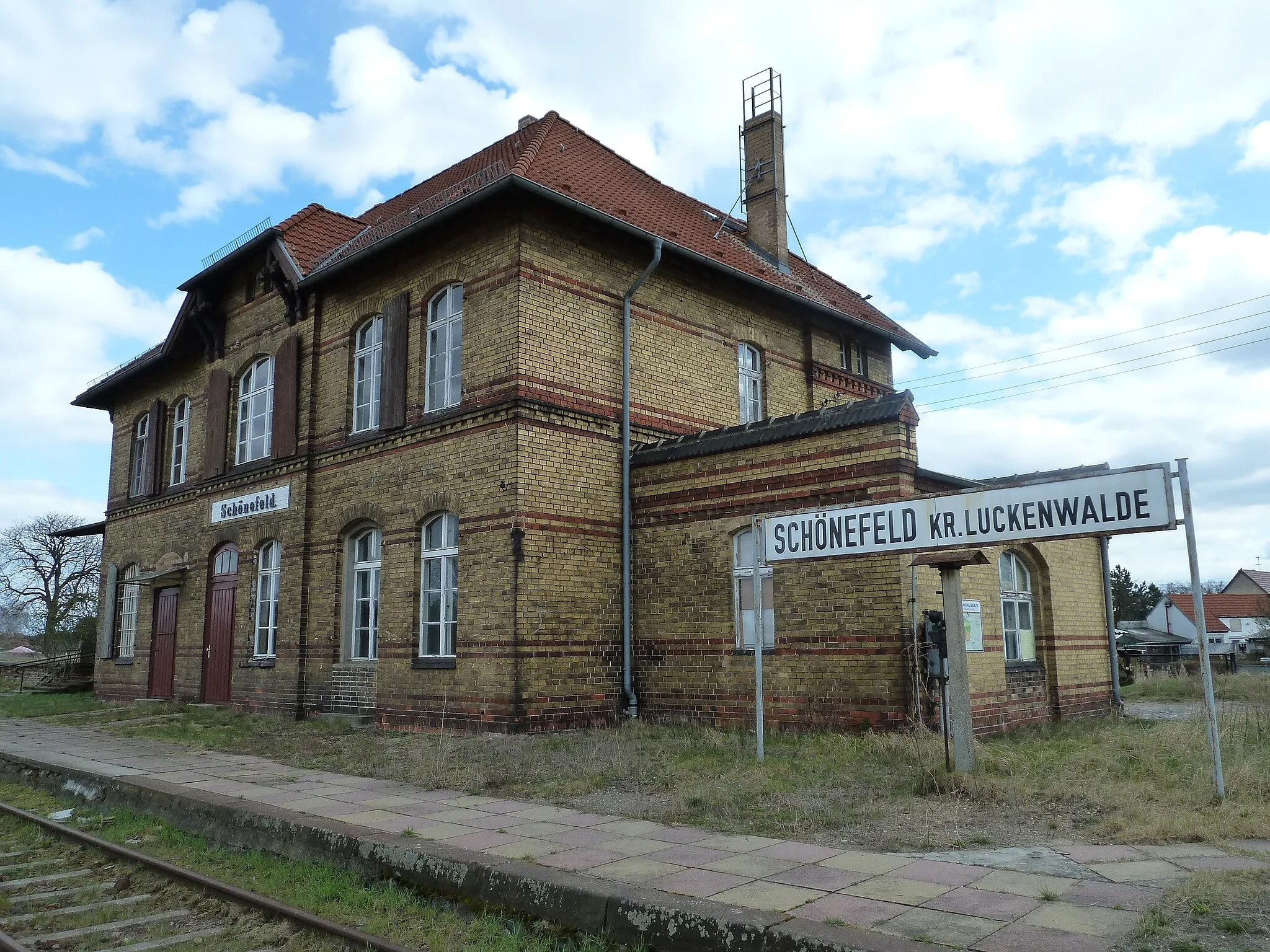 Photo showing: The former train station Schönefeld Kr. Luckenwalde is cultural heritage. Platform side