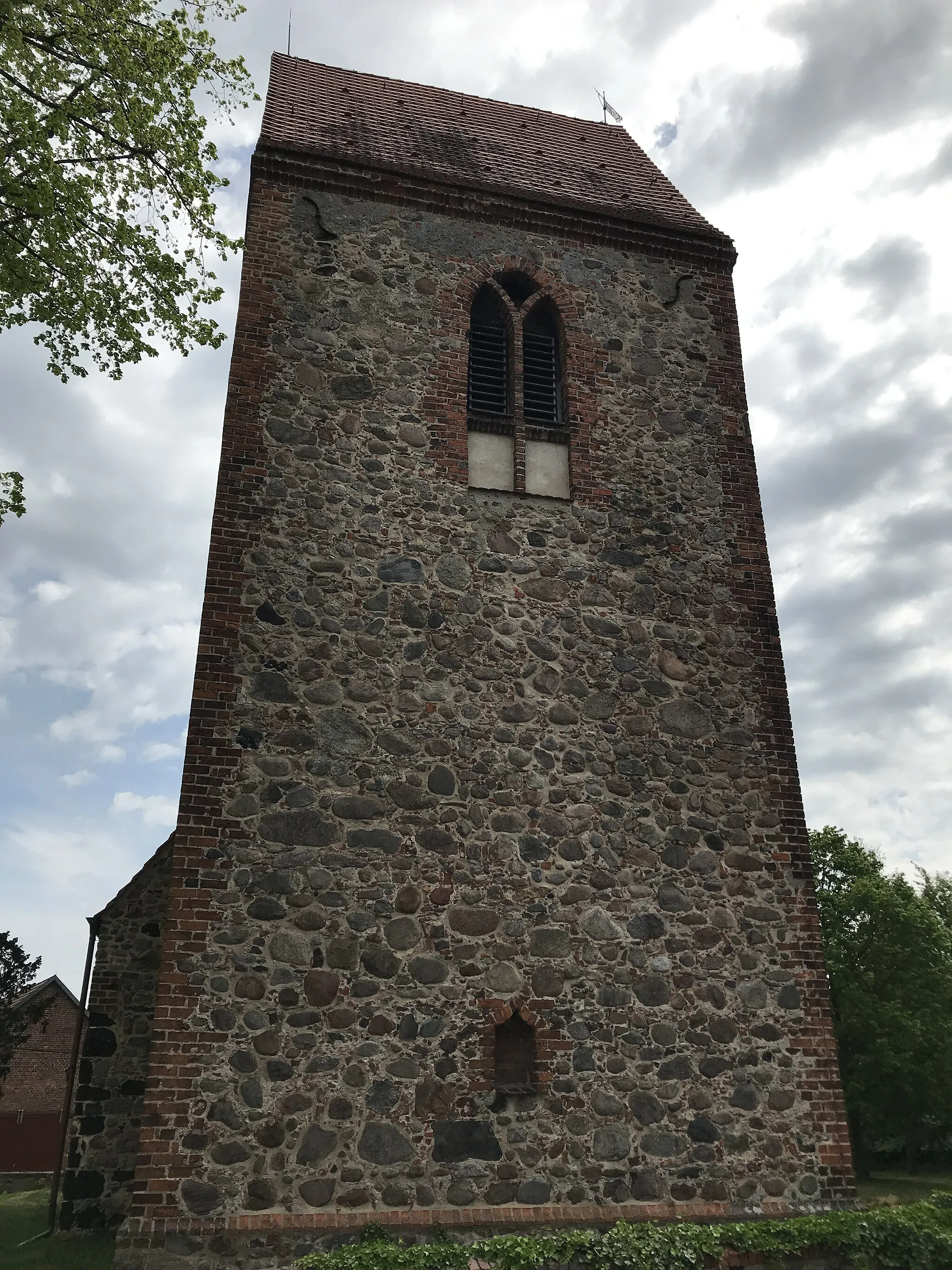 Photo showing: Die Dorfkirche Schlalach in der Gemeinde Mühlenfließ ist eine im Kern spätgotische Feldsteinkirche im Landkreis Potsdam-Mittelmark in Brandenburg. Im Innern steht unter anderem ein Schnitzaltar aus dem dritten Viertel des 15. Jahrhunderts.