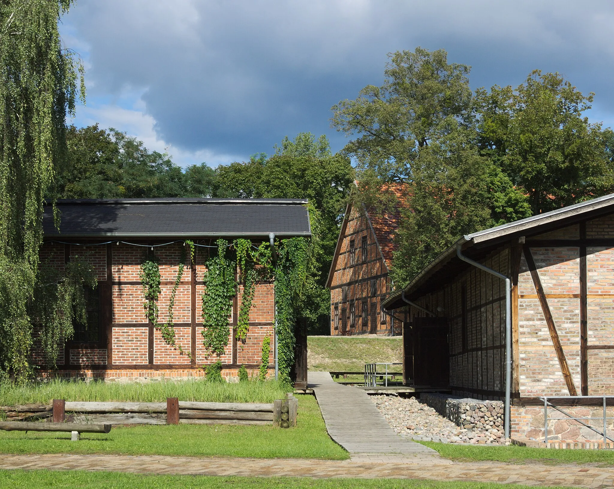 Photo showing: buildings of an old glass factory in Baruth (Mark), Brandenburg, Germany; its now in use as an technical museum