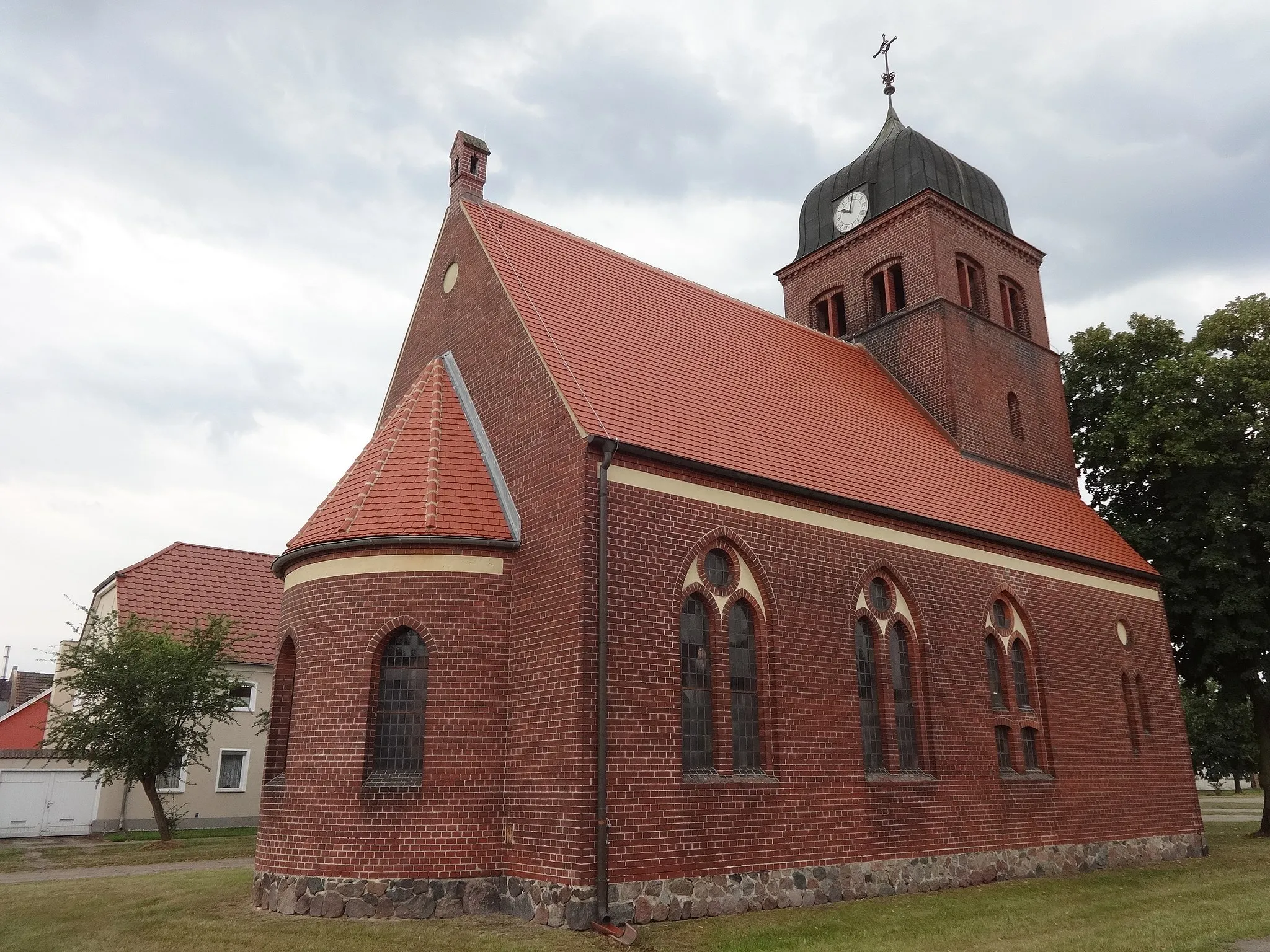 Photo showing: Die Dorfkirche in Ruhlsdorf ist ein neugotischer Backsteinbau aus dem Jahr 1904. Im Innern befindet sich eine bauzeitliche Ausstattung.