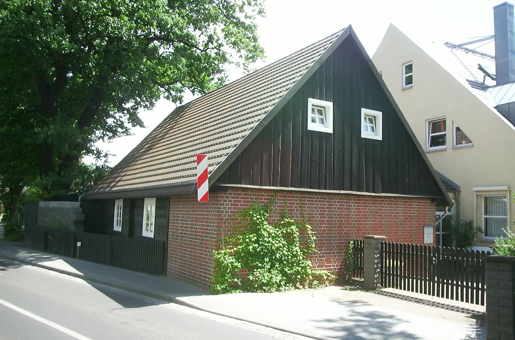 Photo showing: Denkmalgeschütztes Haus Tiergartenstraße 1 im „Alten Dorf“ Weißwassers an der Tiergartenstraße Ecke Berliner Straße.