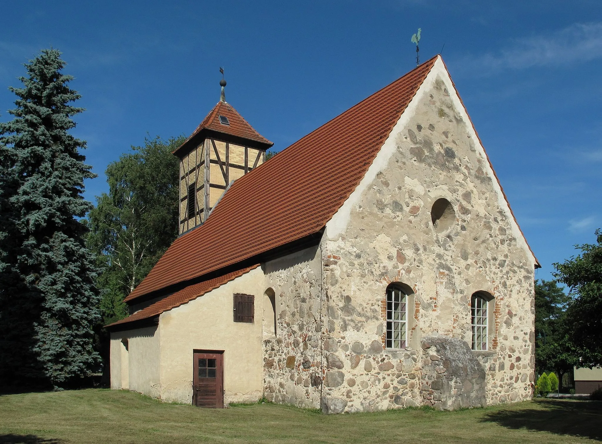 Photo showing: Listed Fieldstone church, probably built around 1350,  in Görsdorf. The village Görsdorf is a part of the town Storkow, District Oder-Spree, Brandenburg, Germany. The village was first mentioned in 1209 and had on January 1, 2013 370 inhabitants. It is situated in the Dahme-Heideseen Nature Park.