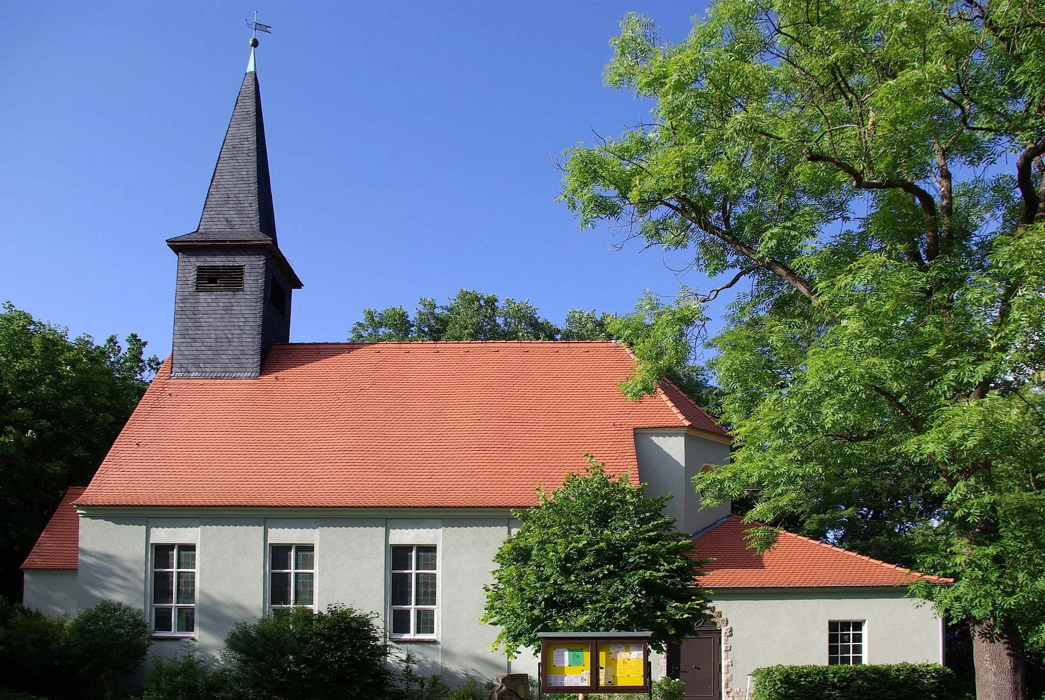 Photo showing: Grünheide (Mark), Ortsteil Hangelsberg. Die evangelische Dorfkirche stammt aus dem Jahre 1927/1928. Die Kirche steht unter Denkmalschutz.