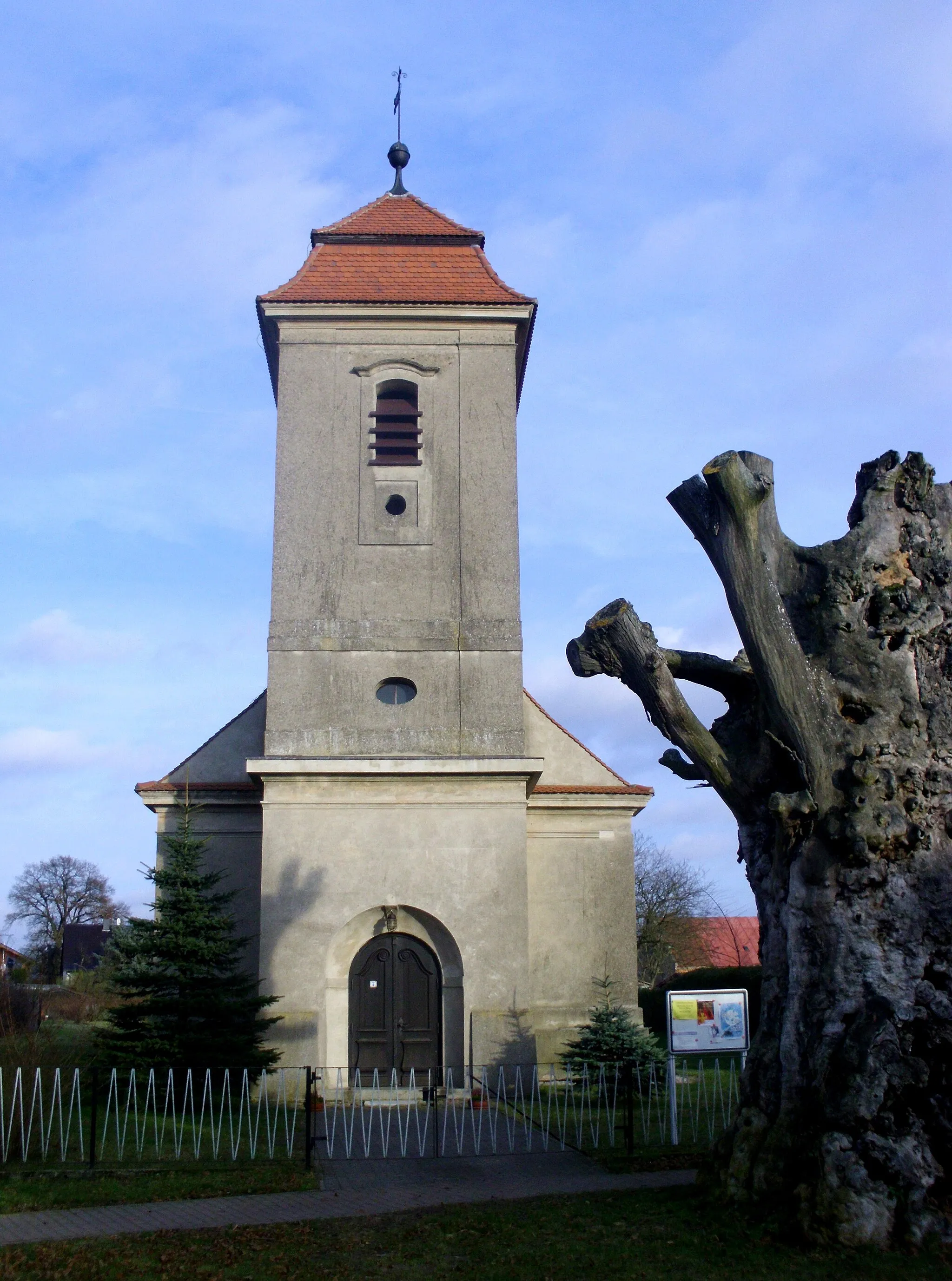 Photo showing: Dorfkirche Biesen, Ortsteil von Wittstock/Dosse, Brandenburg, Germany mit etwa 500 Jahre alter Bergulme, Umfang etwa 8 m