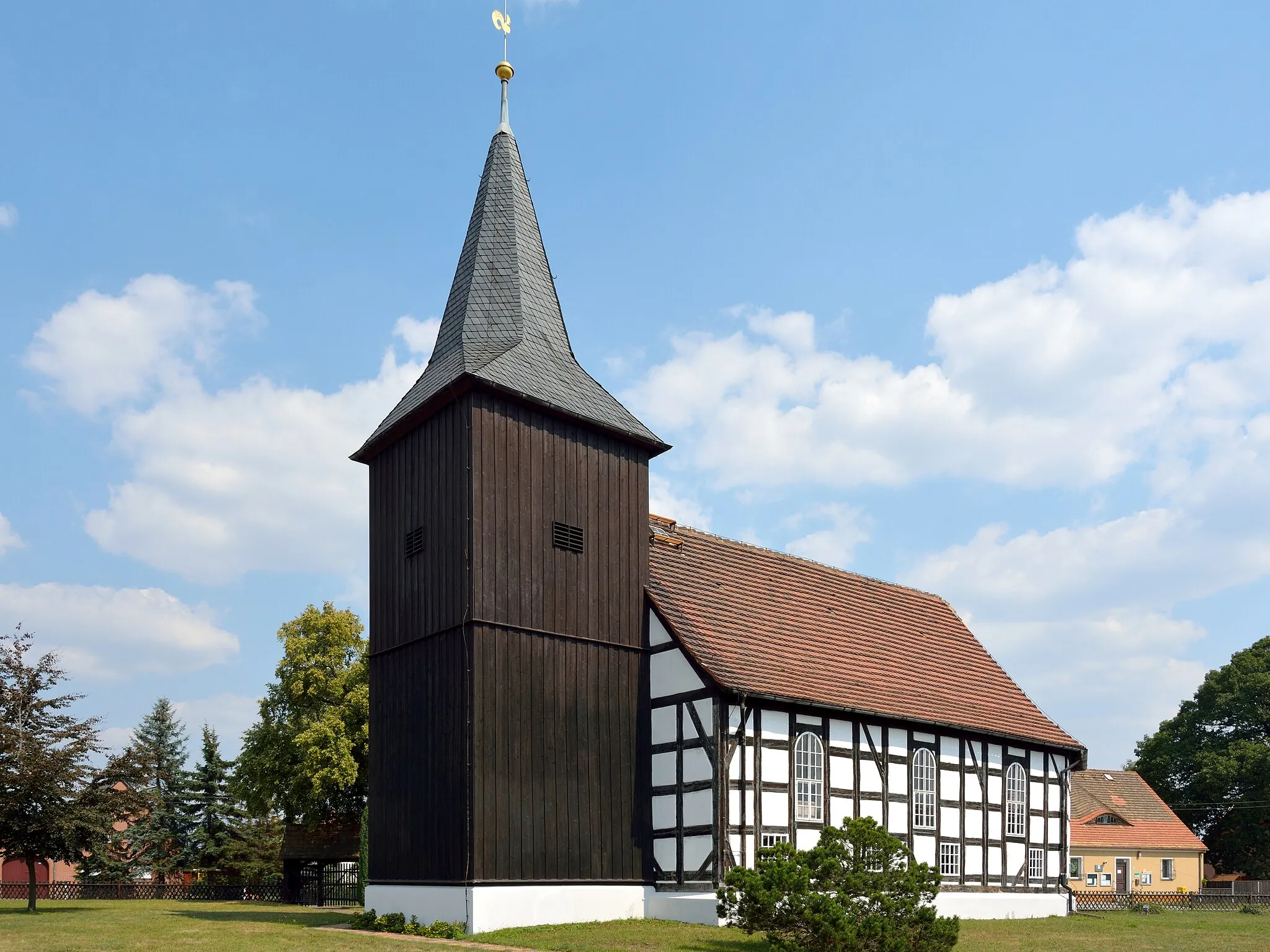 Photo showing: Die Kirche in Bluno im August 2015

TransLausitz 2015 um Boxberg/O.L.
This photo was taken during the project transLAUSITZ in August 2015.
More mediafiles of that project are provided within the category transLAUSITZ 2015.

The production, editing or release of this file was supported by the Community-Budget of Wikimedia Deutschland.
To see other files made with the support of Wikimedia Deutschland, please see the category Supported by Wikimedia Deutschland.
العربية ∙ বাংলা ∙ Deutsch ∙ English ∙ Esperanto ∙ français ∙ magyar ∙ Bahasa Indonesia ∙ italiano ∙ 日本語 ∙ македонски ∙ മലയാളം ∙ Bahasa Melayu ∙ Nederlands ∙ português ∙ русский ∙ svenska ∙ українська ∙ +/−