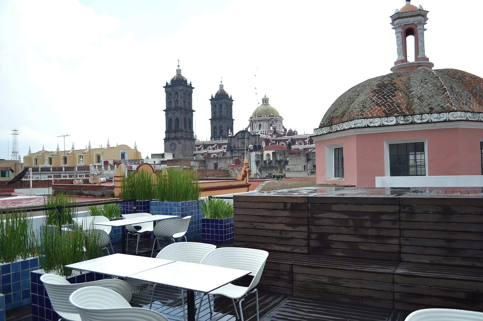 Photo showing: Cafetería del Museo Amparo con vista a las cúpulas y torres de la catedral de la ciudad de Puebla