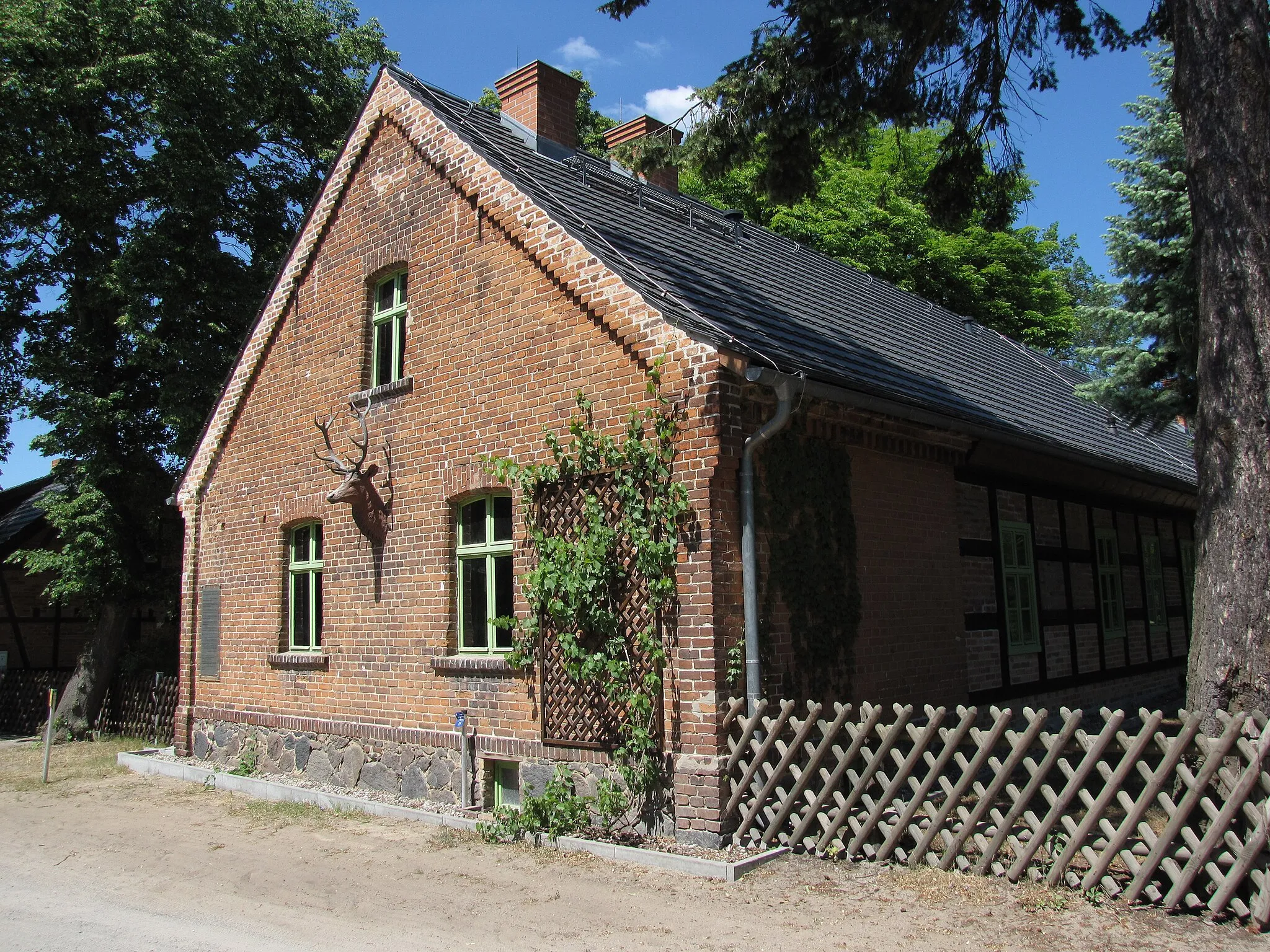 Photo showing: Straßenfront des Forsthaus in Zesch am See, Ortsteil Lindenbrück, Stadt Zossen, Brandenburg, Deutschland