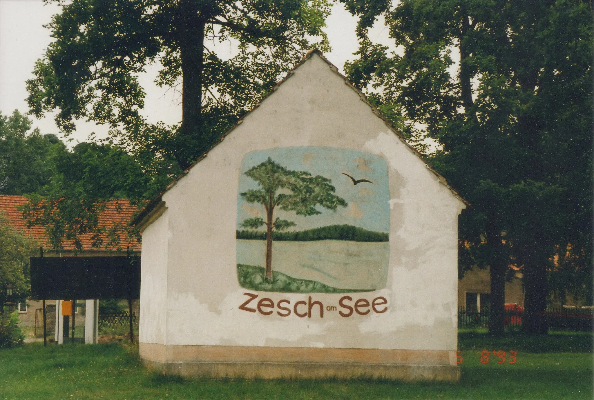 Photo showing: Infohäuschen am Zescher Dorfplatz 1993