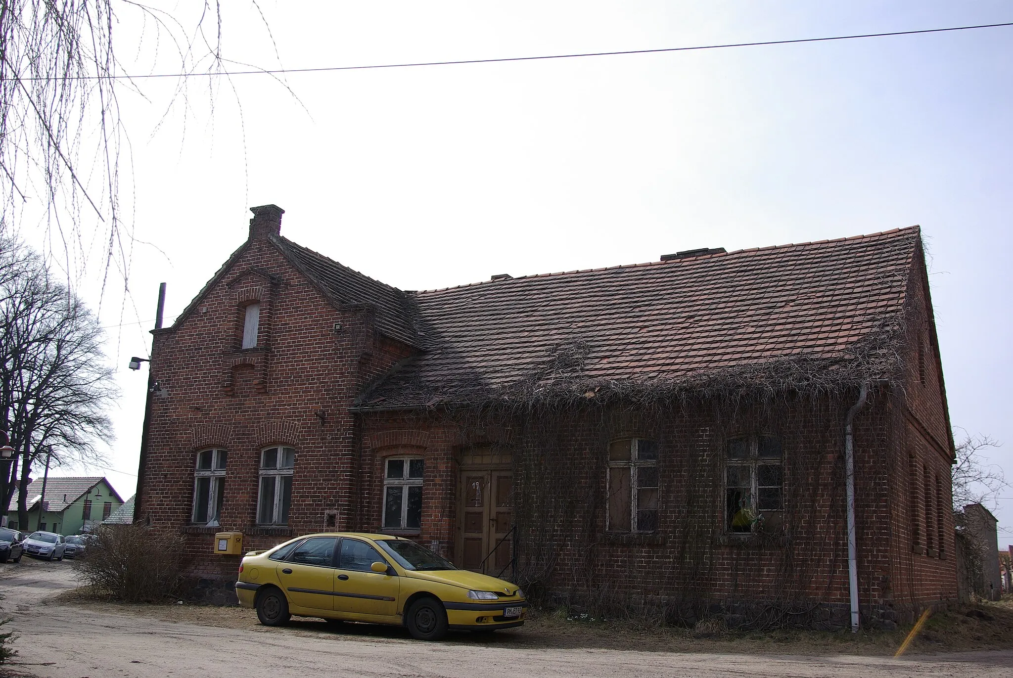 Photo showing: Beelitz, Ortsteil Schönefeld in Brandenburg. Das Haus Dorfstraße 19 war die ehemalige Dorfschule, diese steht unter Denkmalschutz. Das Haus wird nicht genutzt und zerfällt.