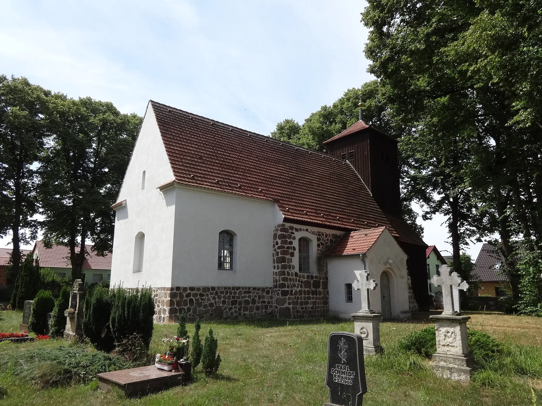 Photo showing: Die Dorfkirche in Schönefeld ist eine Feldsteinkirche aus dem 13. Jahrhundert in Beelitz im Landkreis Potsdam-Mittelmark in Brandenburg. Sie wurde barock überformt und um einen Westturm ergänzt. Im Innern befinden sich ein Kanzelaltar aus dem Jahr 1715 sowie Reste mittelalterlicher Wandmalereien.