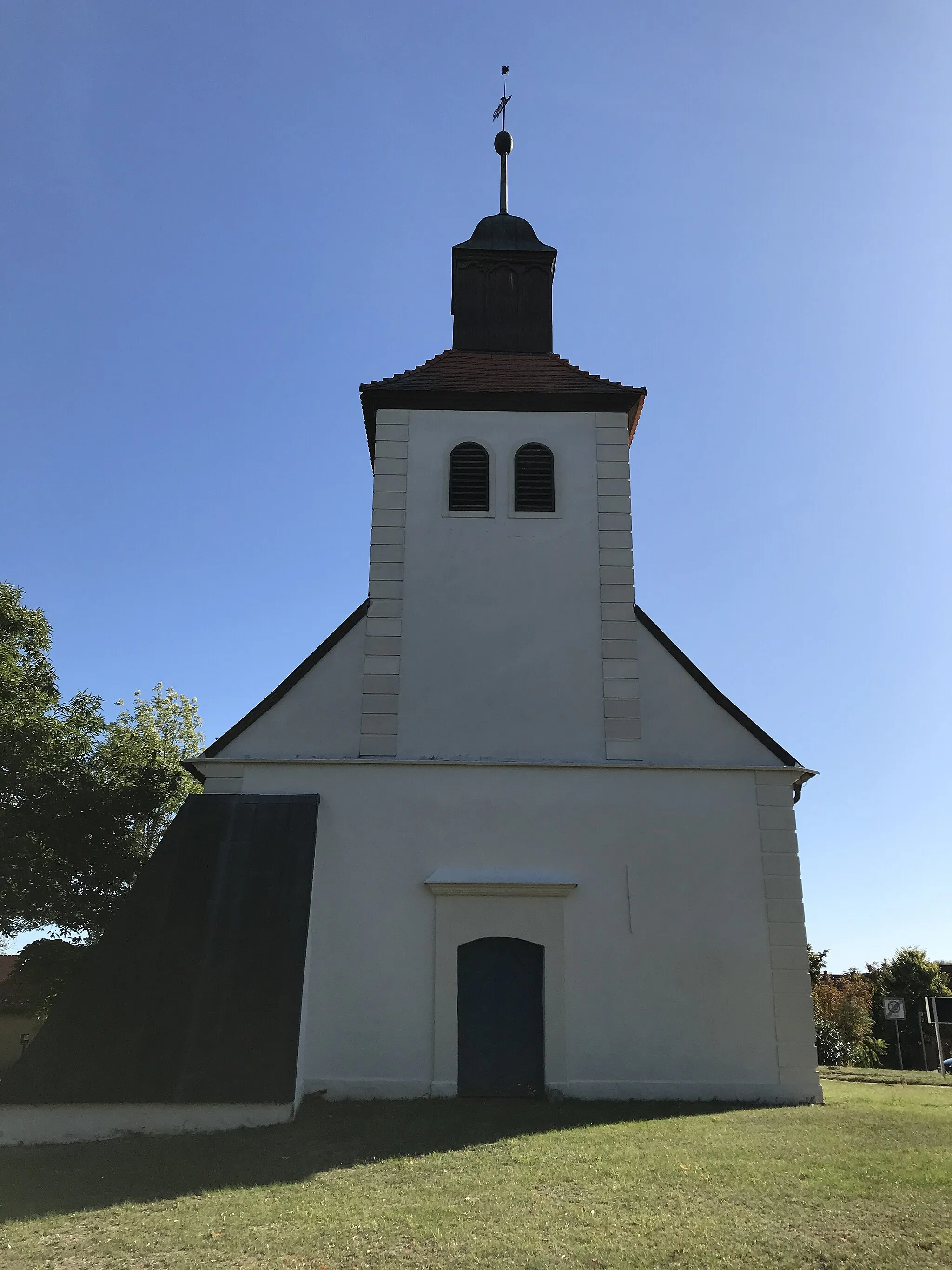 Photo showing: Die Dorfkirche Mixdorf in der gleichnamigen Gemeinde im Landkreis Oder-Spree ist eine Saalkirche aus den Jahren 1719/1720. Im Innern steht unter anderem ein Kanzelaltar aus dem Jahr 1725.