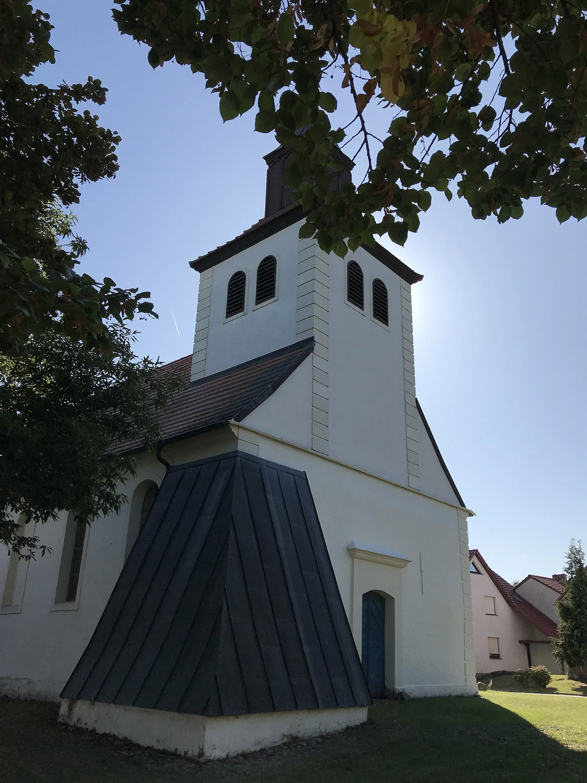 Photo showing: Die Dorfkirche Mixdorf in der gleichnamigen Gemeinde im Landkreis Oder-Spree ist eine Saalkirche aus den Jahren 1719/1720. Im Innern steht unter anderem ein Kanzelaltar aus dem Jahr 1725.