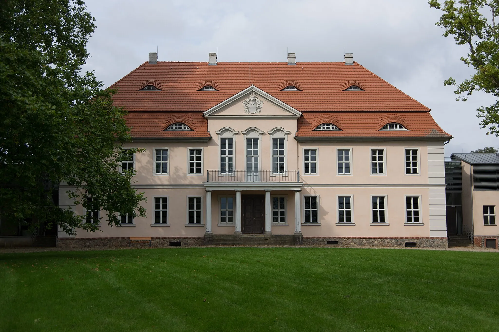 Photo showing: Schwedt/Oder, Ortsteil Criewen in Brandenburg. Das Schloss oder Herrenhaus Criewen wurde in der heutigen Form ab 1818 erbaut.