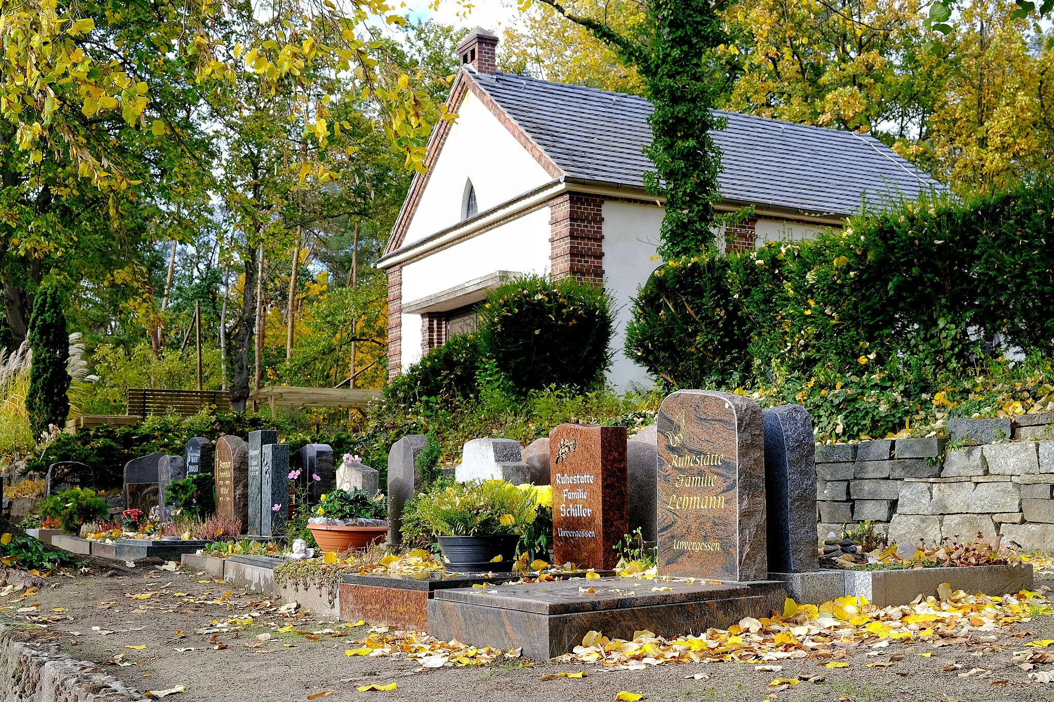 Photo showing: Gräber und Kapelle auf dem Friedhof Miersdorf.