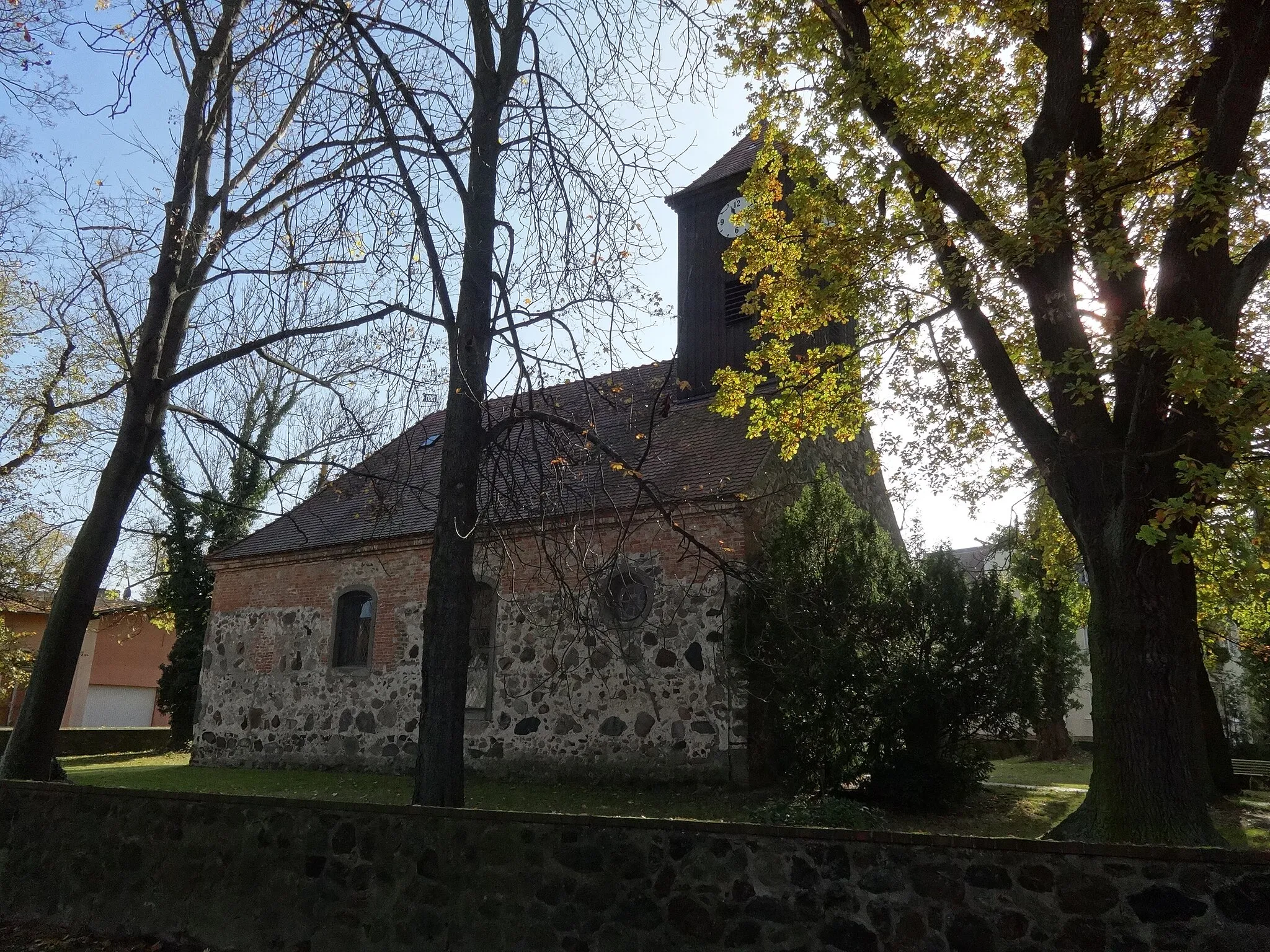 Photo showing: Die evangelische Kirche stammt vermutlich aus dem 14. oder 15. Jahrhundert. Sie ist aus auffällig ungleichmäßigen behauenen Feldsteinen gebaut und damit eine Besonderheit unter den Kirchen im Teltow. Im Innern befindet sich eine gotische Marienfigur aus dem 14. Jahrhundert