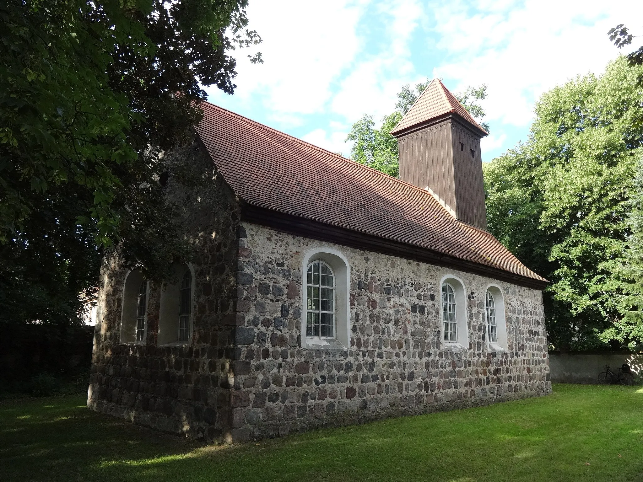 Photo showing: Die Dorfkirche in Klein Kienitz ist eine frühgotische Feldsteinkirche, die um 1300 entstand. 1739 erfolgte ein Umbau, bei dem unter anderem die Fenster barock vergrößert wurden. Im Innern befinden sich ein Altarretabel aus dem 17. Jahrhundert sowie zwei Epitaphe neben einem Kindergrabstein aus 1603.