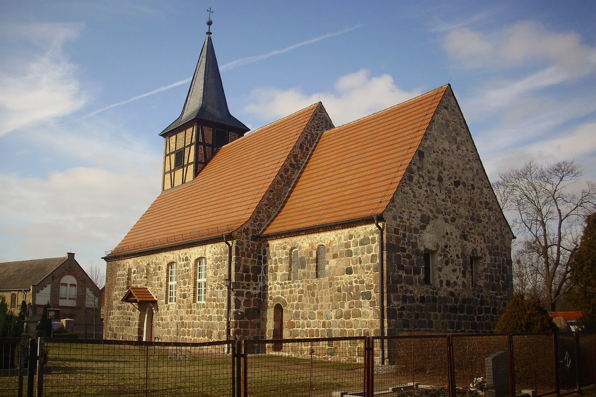 Photo showing: Trebbin, Ortsteil Thyrow in Brandenburg. Die Kirche stammt aus der ersten Hälfte des 13. Jahrhunderts und steht unter Denkmalschutz.