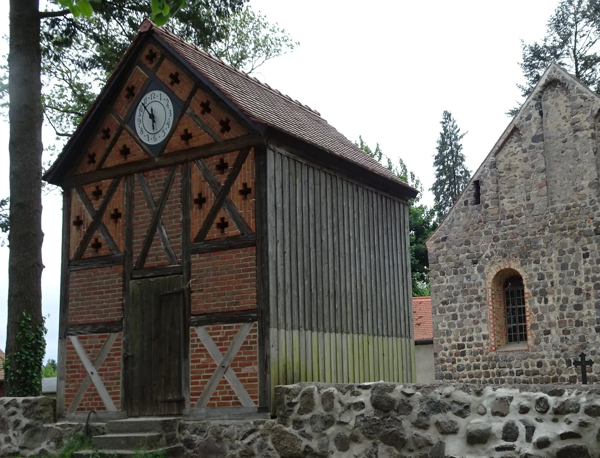 Photo showing: Historisches Glockenhaus vor Ostgiebel der Dorfkirche Thomsdorf
