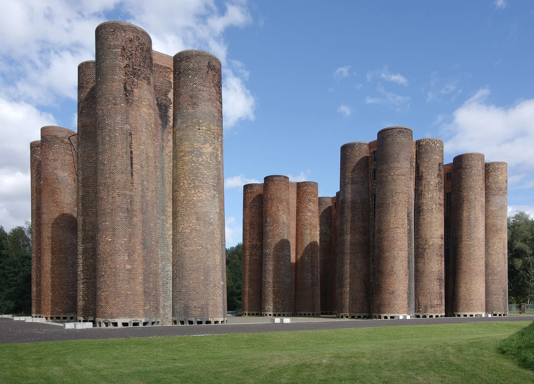 Photo showing: Lauchhammer in Brandenburg.Die Biotürme wurden zur Reinigung von Abwasser der Kokereien errichtet. Sie reinigten Abwasser biologisch vom giftigen Phenol. Sie stehen unter Denkmalschutz.