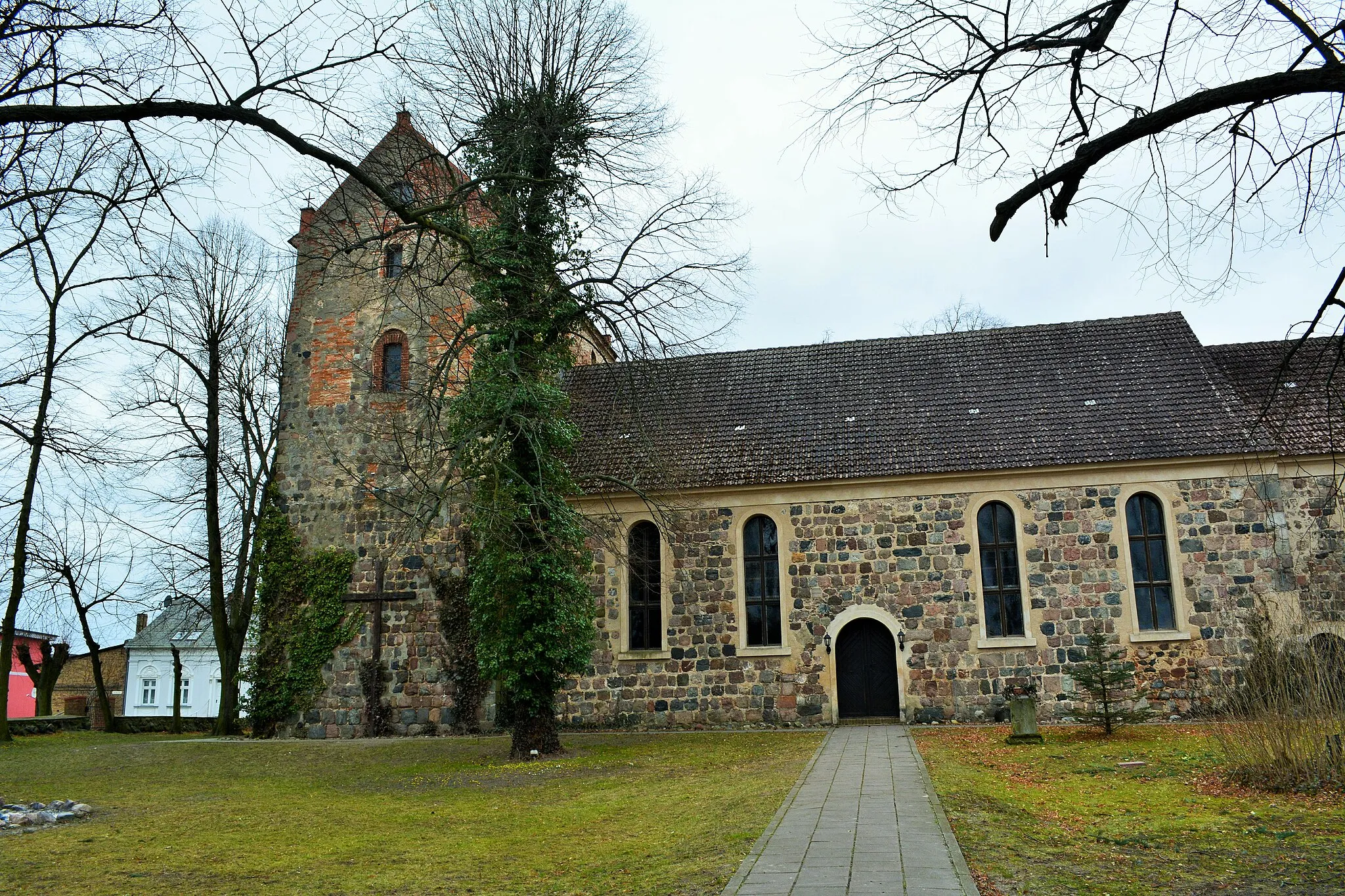 Photo showing: Denkmalgeschützte Feldsteinkirche von Löwenberg in der Gemeinde Löwenberger Land, Ursprung Ende des 13. Jahrhunderts